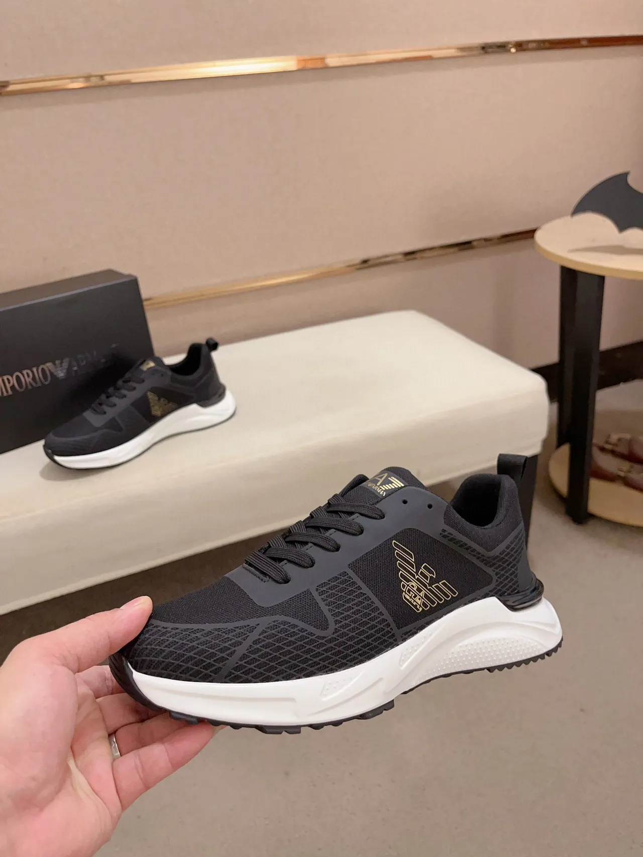 Emporio Armani Chaussures Lifestyle Noir et Or, Upper en Maille et Synthétique, Semelle Intermédiaire Sculptée Blanche 3