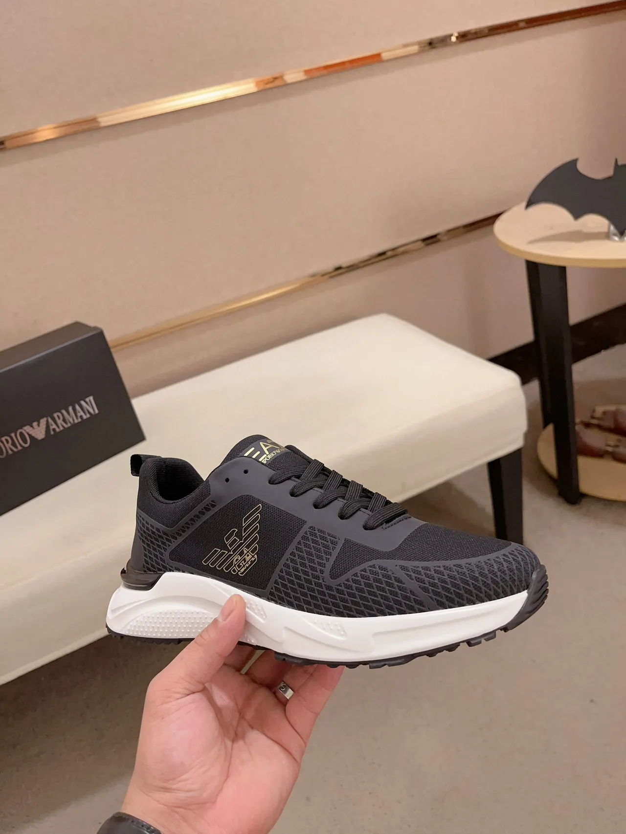 Emporio Armani Chaussures Lifestyle Noir et Or, Upper en Maille et Synthétique, Semelle Intermédiaire Sculptée Blanche 4