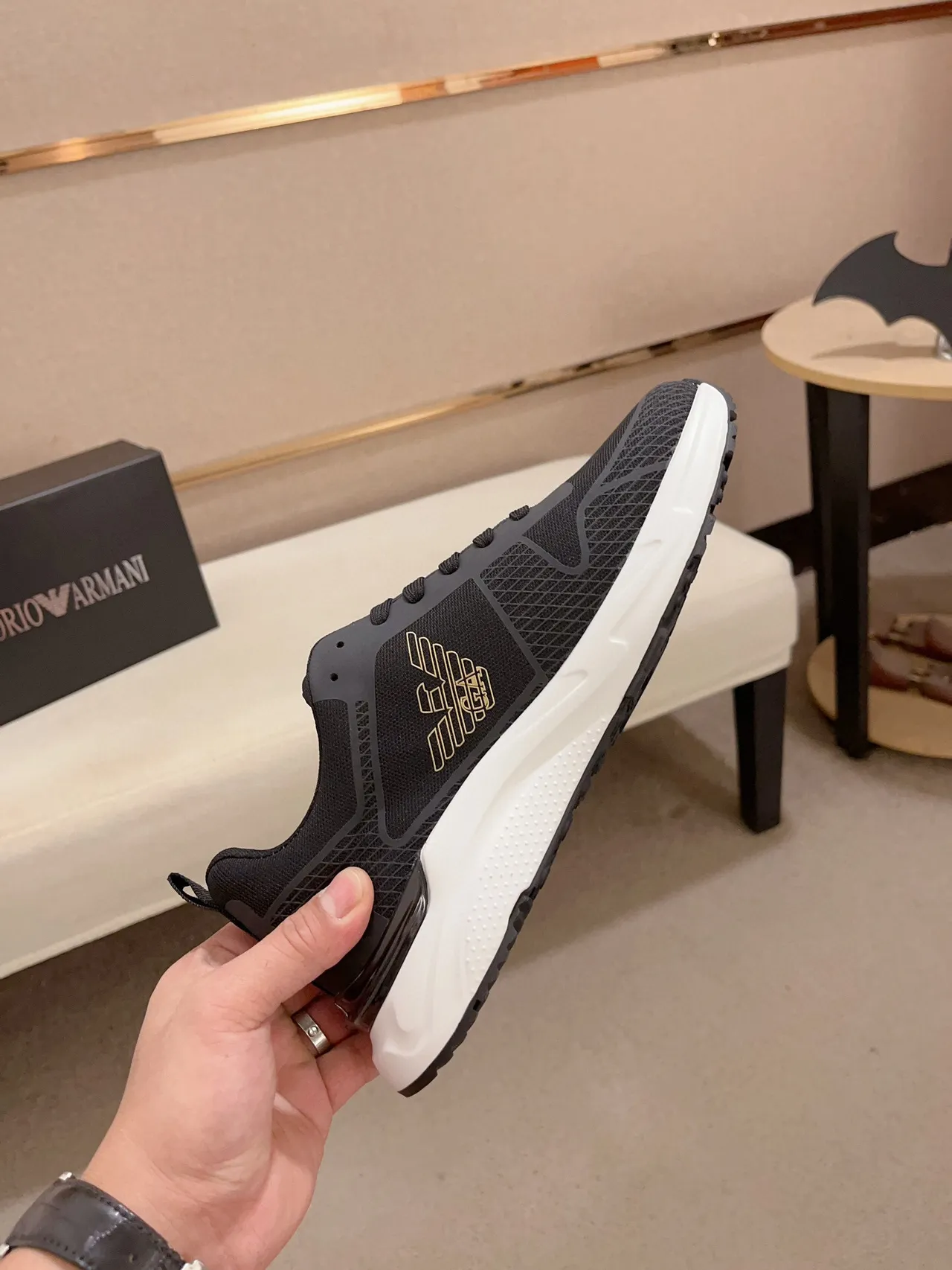 Emporio Armani Chaussures Lifestyle Noir et Or, Upper en Maille et Synthétique, Semelle Intermédiaire Sculptée Blanche 5