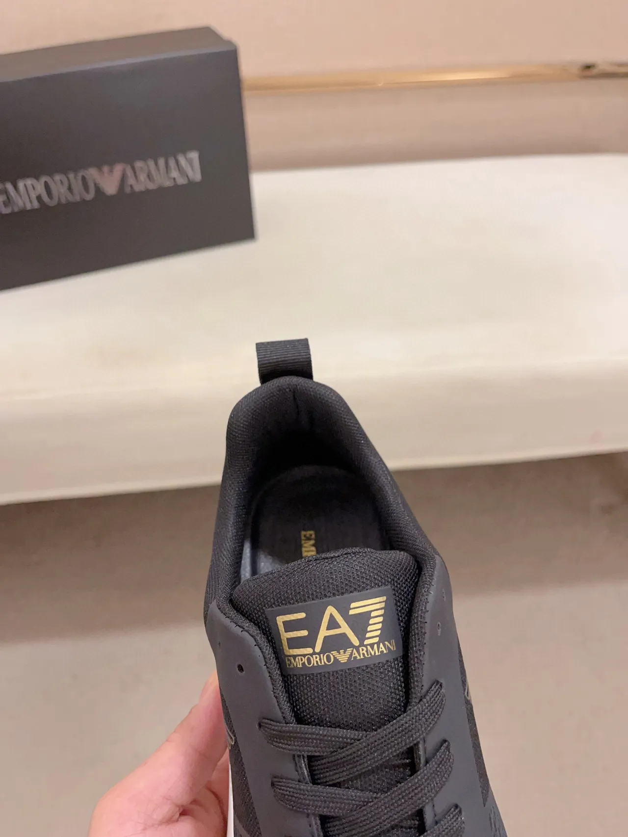 Emporio Armani Chaussures Lifestyle Noir et Or, Upper en Maille et Synthétique, Semelle Intermédiaire Sculptée Blanche 6