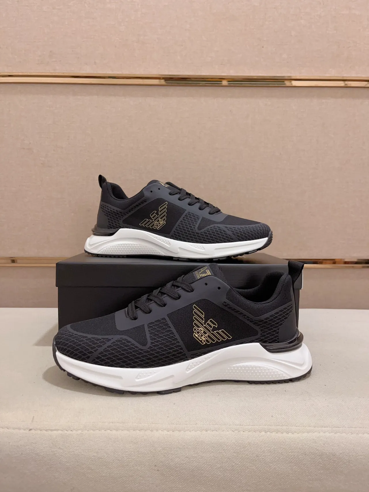 Emporio Armani Chaussures Lifestyle Noir et Or, Upper en Maille et Synthétique, Semelle Intermédiaire Sculptée Blanche 7