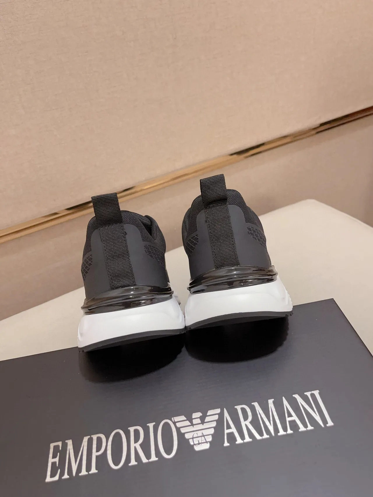 Emporio Armani Chaussures Lifestyle Noir et Or, Upper en Maille et Synthétique, Semelle Intermédiaire Sculptée Blanche 8