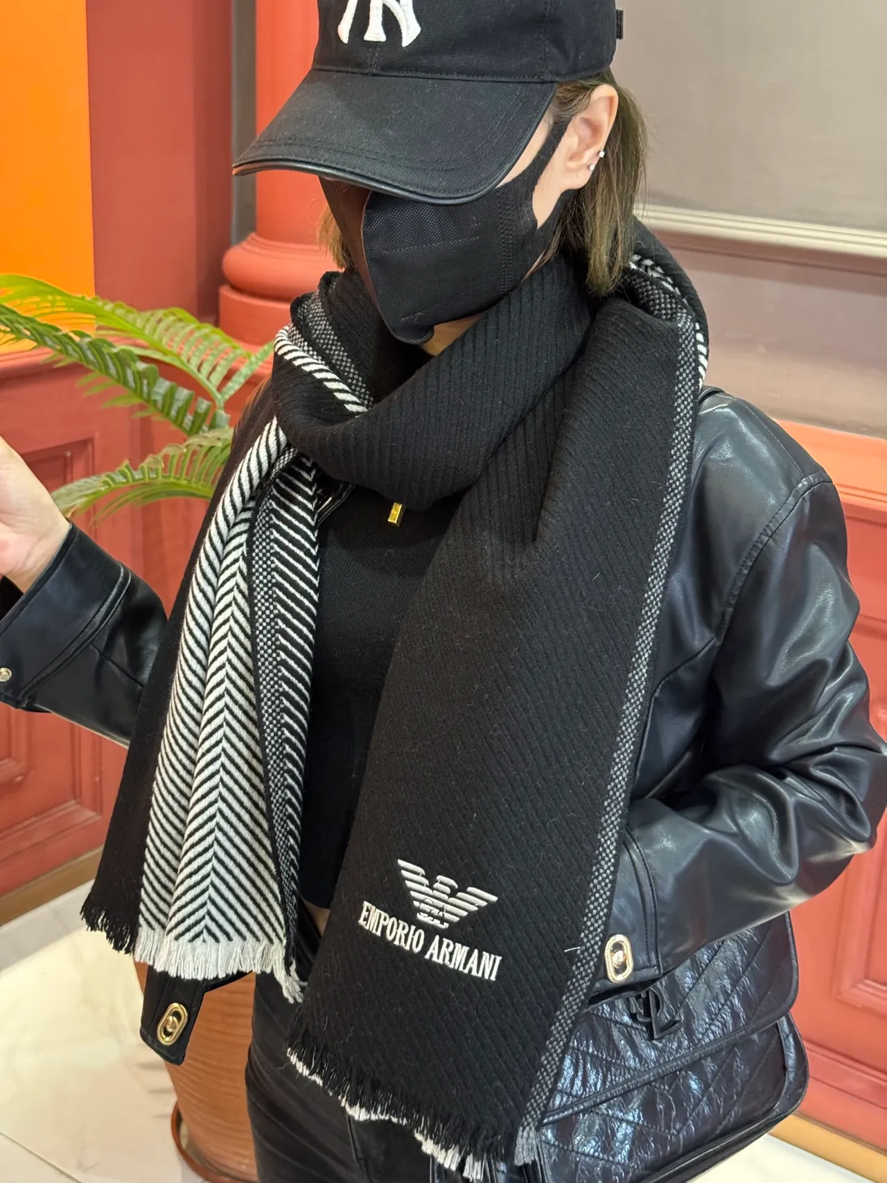 Emporio Armani Écharpe en Cachemire Noire et Blanche Tricotée Côtelée avec Bord Rayé 2