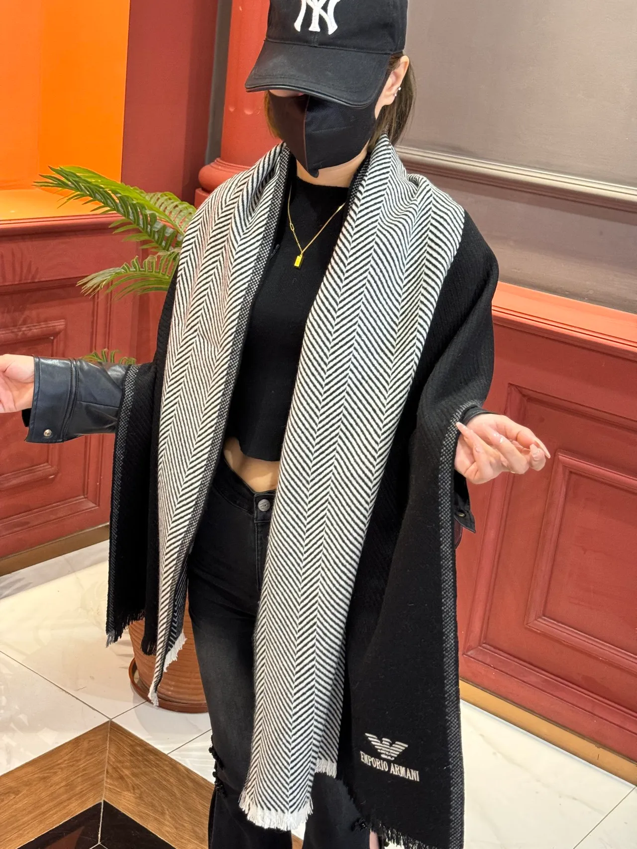 Emporio Armani Écharpe en Cachemire Noire et Blanche Tricotée Côtelée avec Bord Rayé 3