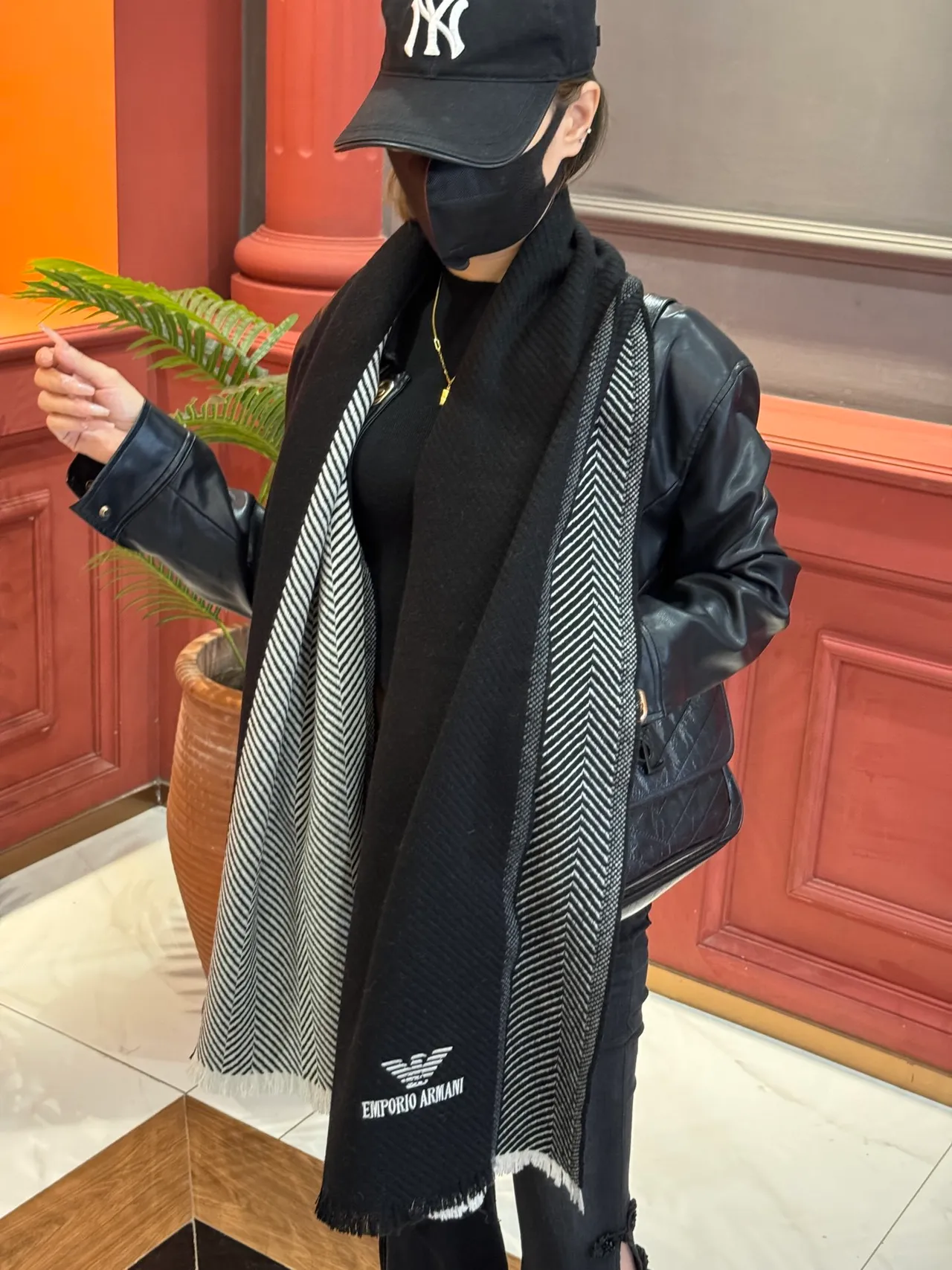 Emporio Armani Écharpe en Cachemire Noire et Blanche Tricotée Côtelée avec Bord Rayé 4