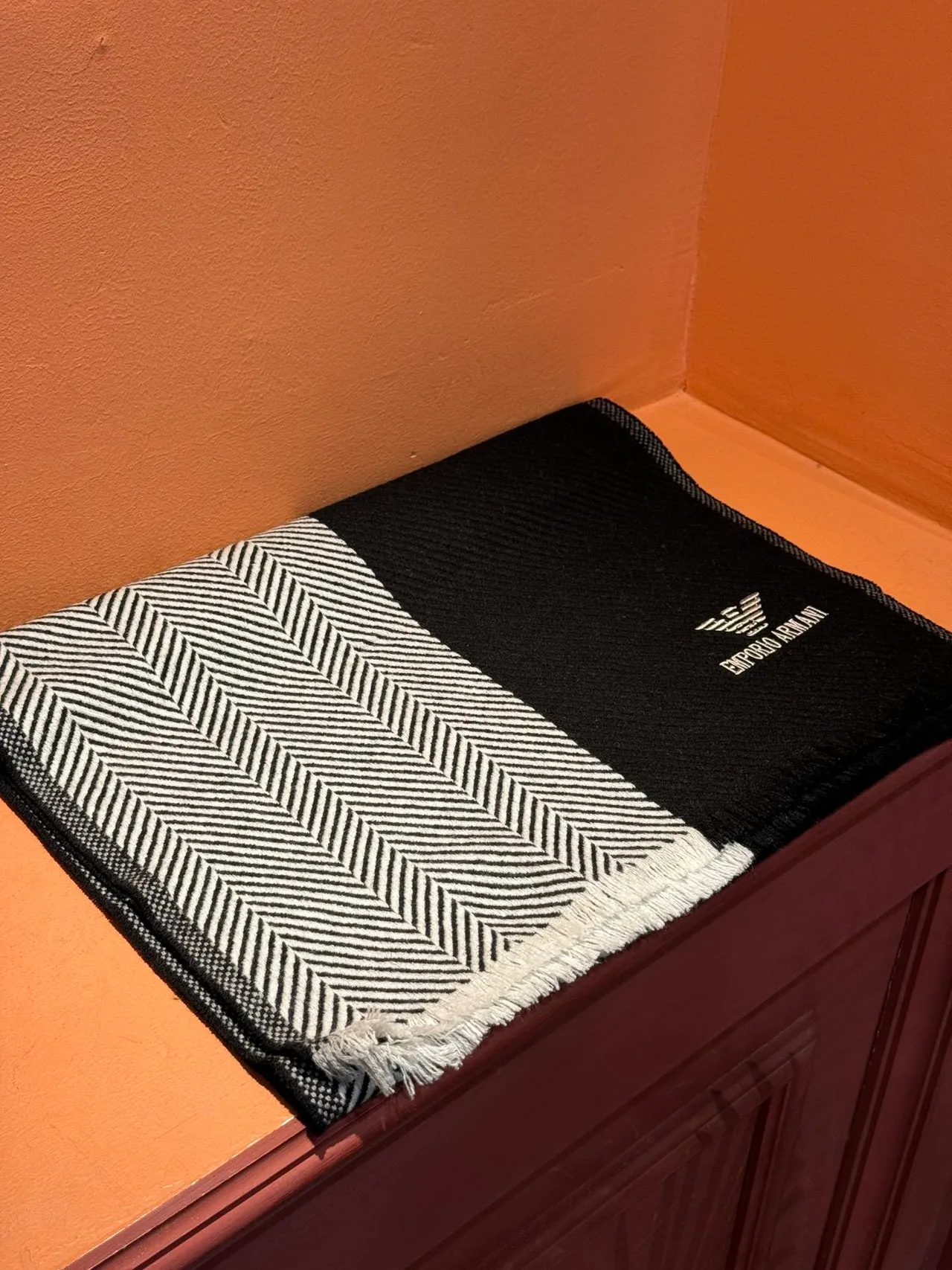 Emporio Armani Écharpe en Cachemire Noire et Blanche Tricotée Côtelée avec Bord Rayé 6
