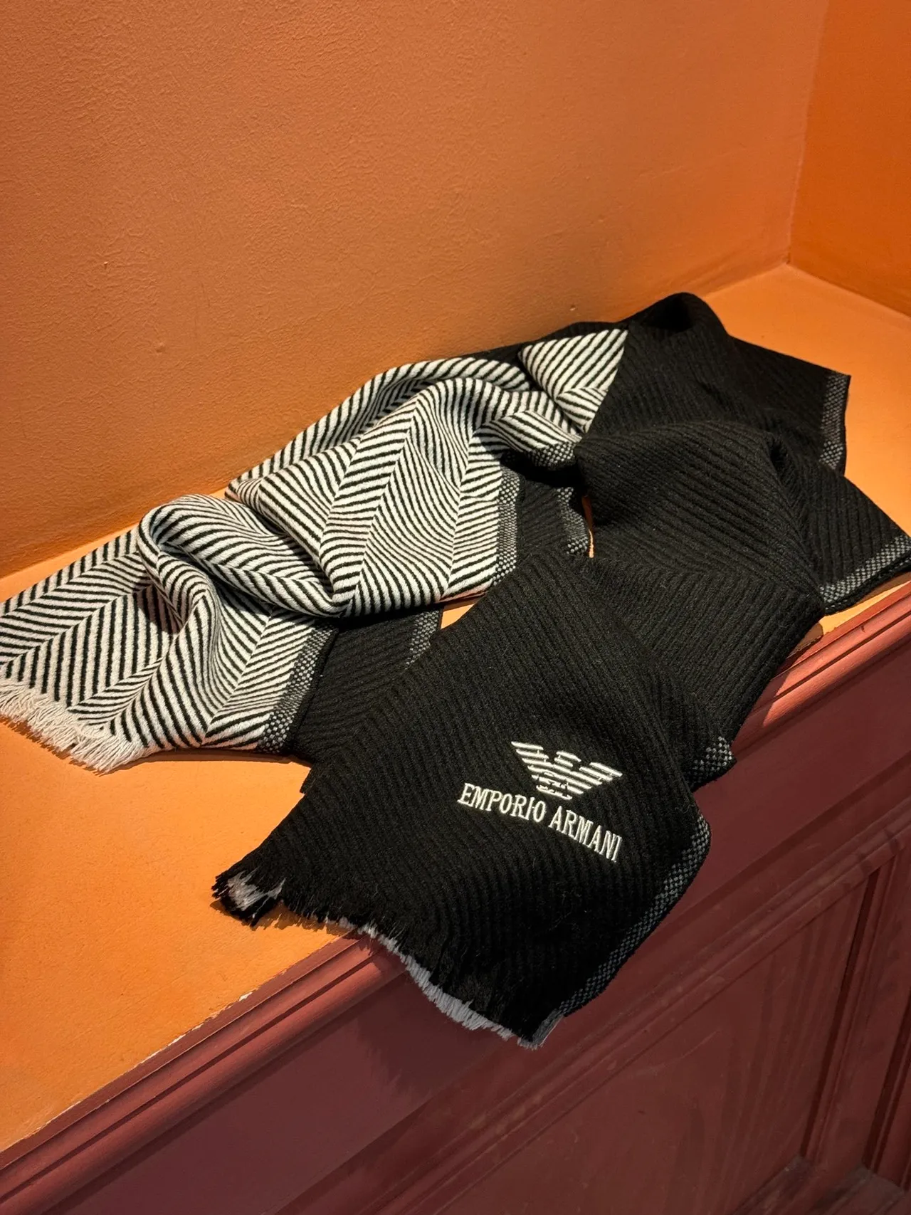 Emporio Armani Écharpe en Cachemire Noire et Blanche Tricotée Côtelée avec Bord Rayé 7