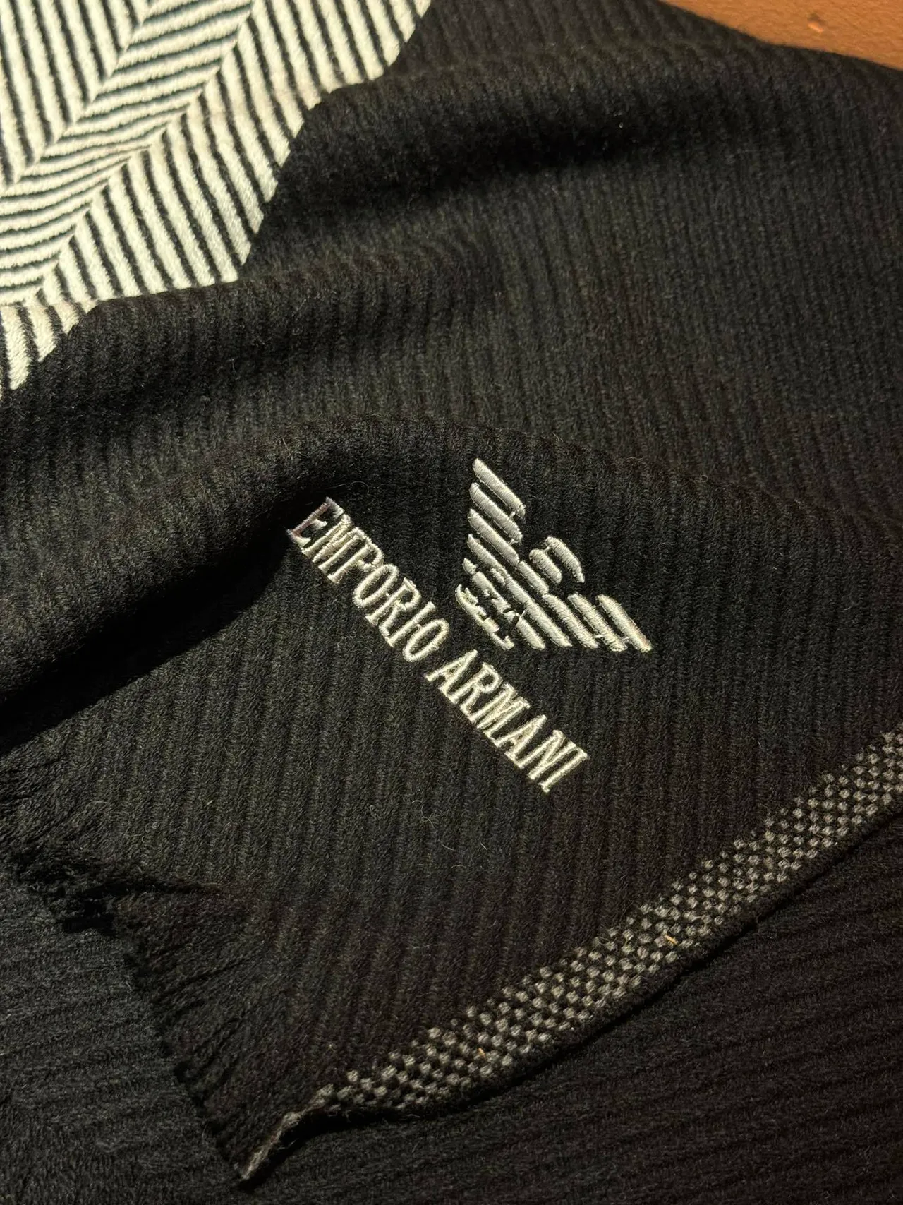 Emporio Armani Écharpe en Cachemire Noire et Blanche Tricotée Côtelée avec Bord Rayé 8