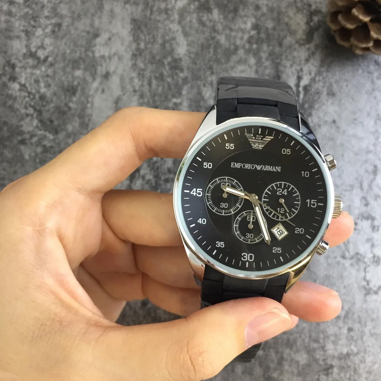 Emporio Armani كرونوغراف وجه أسود كيس بلون فضي حزام مطاطي ساعة ميكانيكية 8