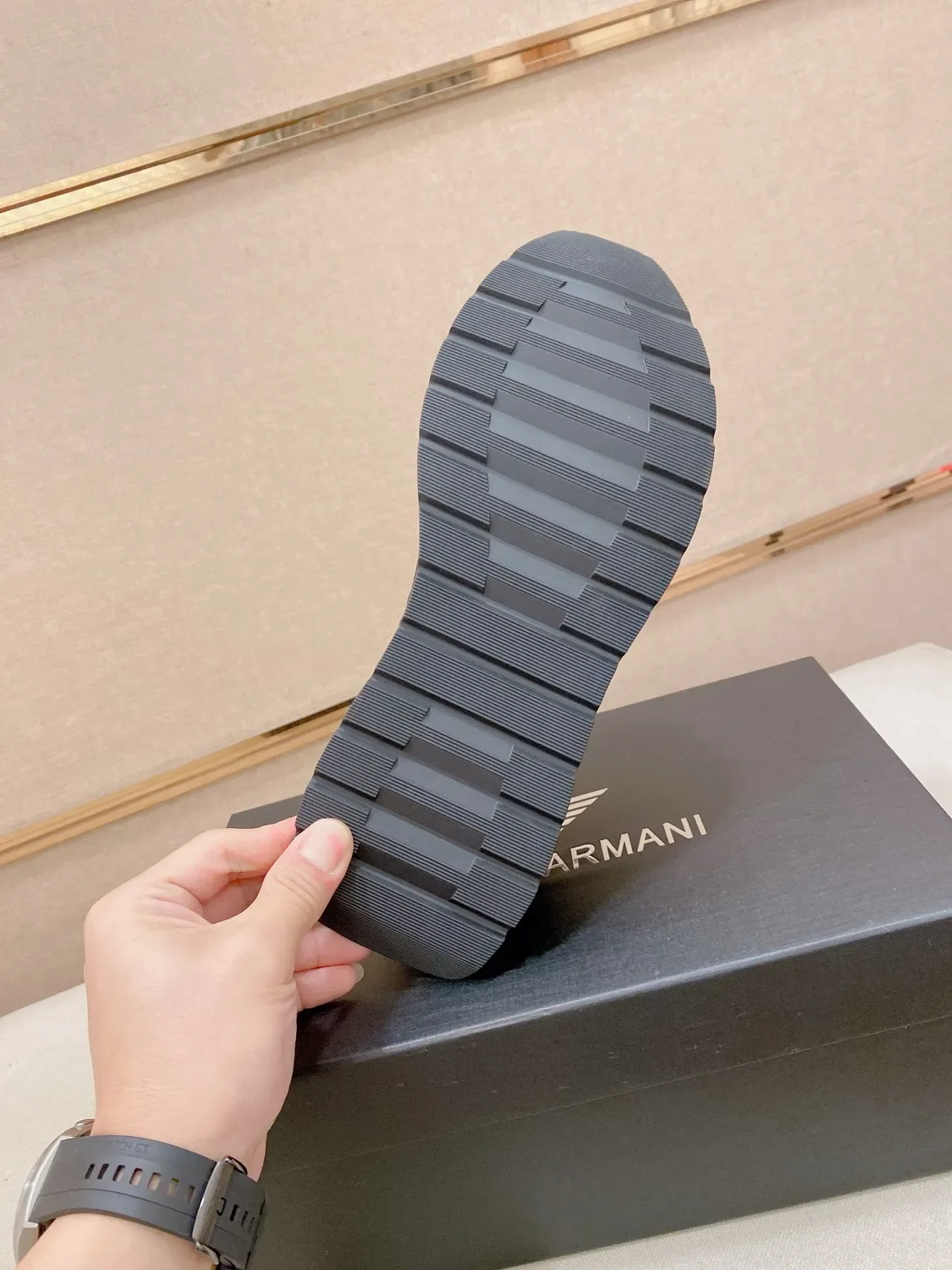 Emporio Armani رمادي وأبيض لايف ستايل سنايكرز 2