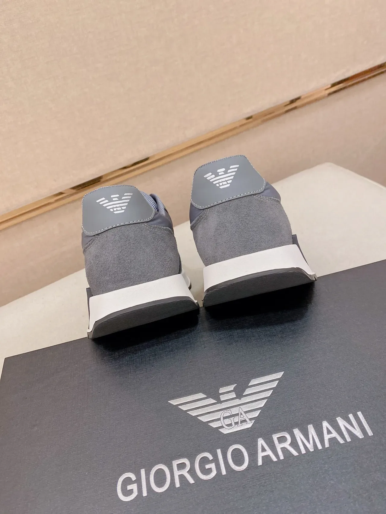 Emporio Armani رمادي وأبيض لايف ستايل سنايكرز 3