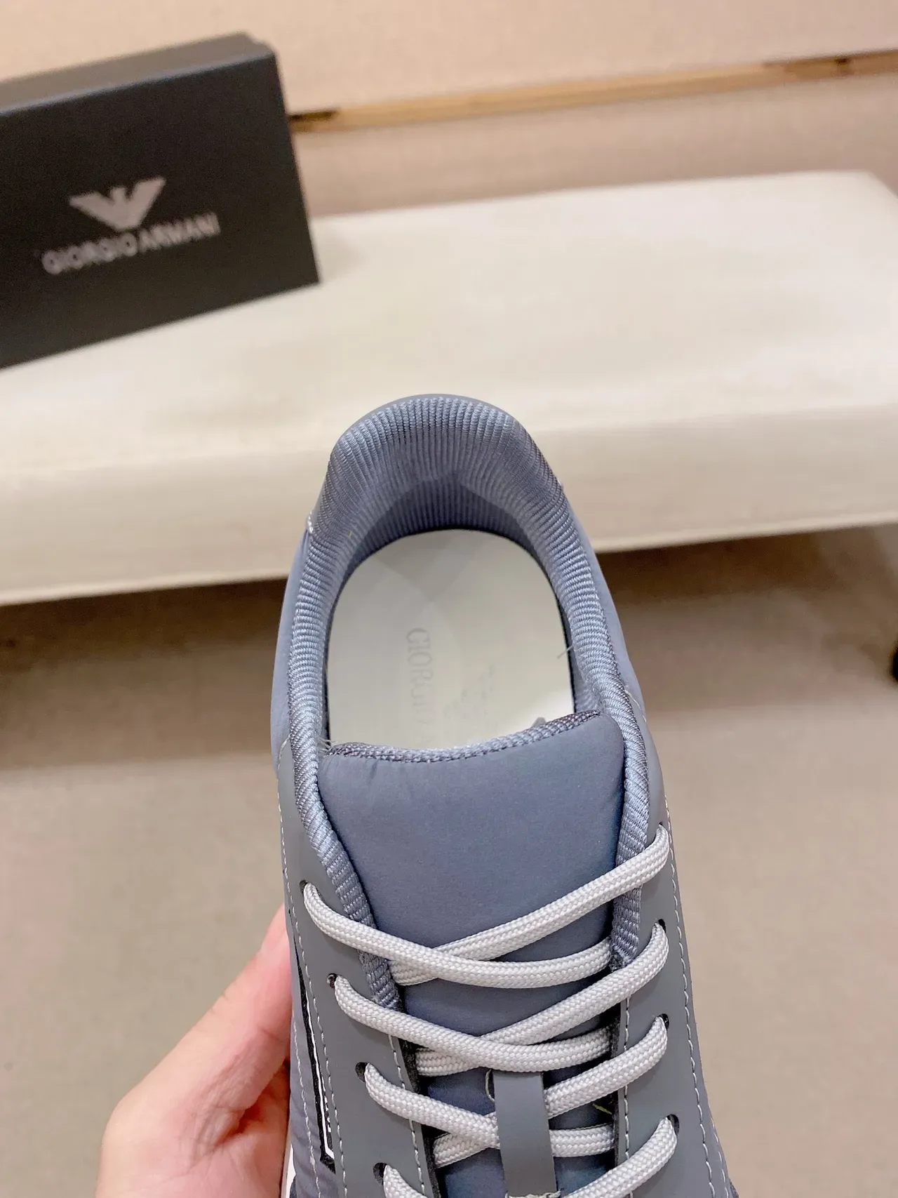 Emporio Armani رمادي وأبيض لايف ستايل سنايكرز 4