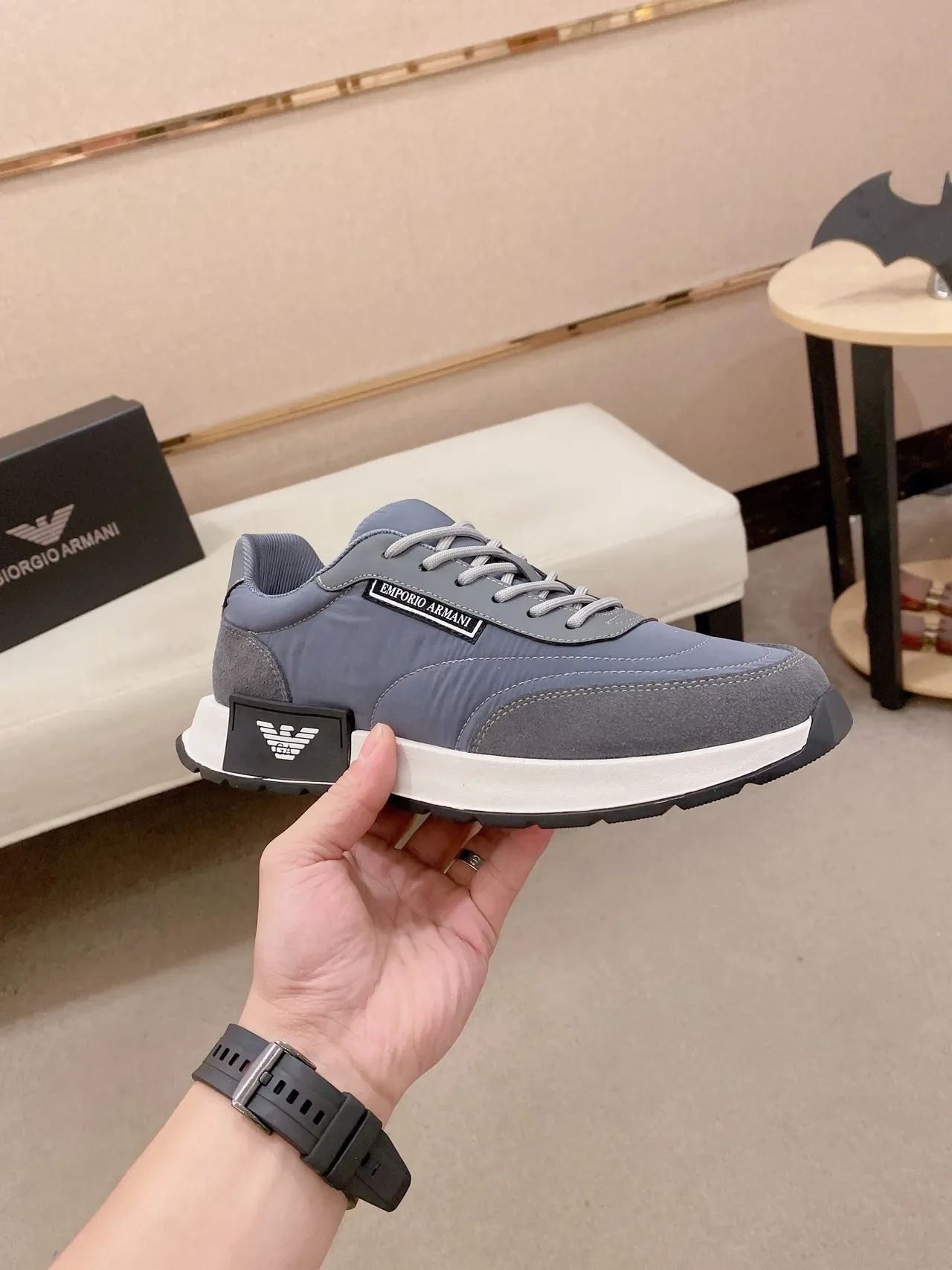 Emporio Armani رمادي وأبيض لايف ستايل سنايكرز 5