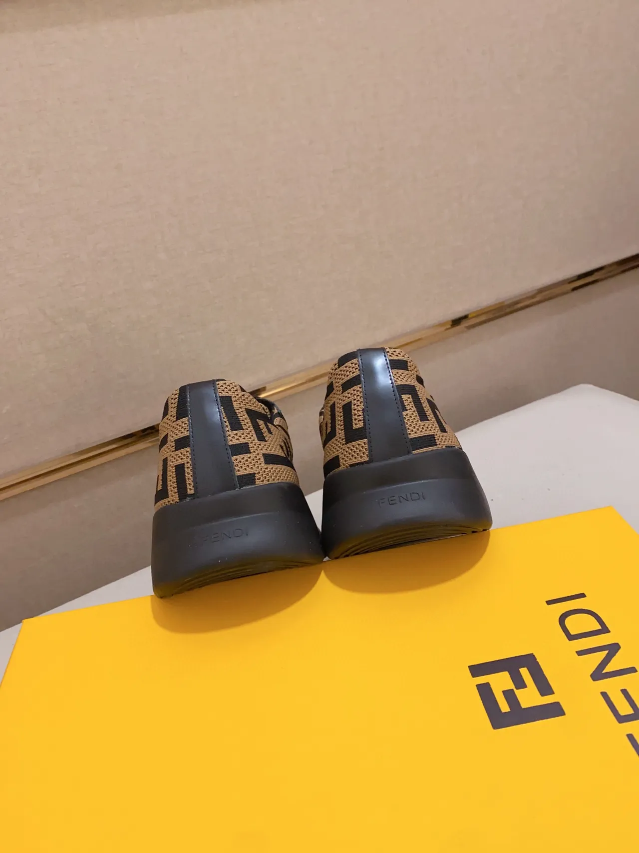 Fendi Zapatillas lifestyle beige y negro con parte superior de punto todo con monograma FF 3