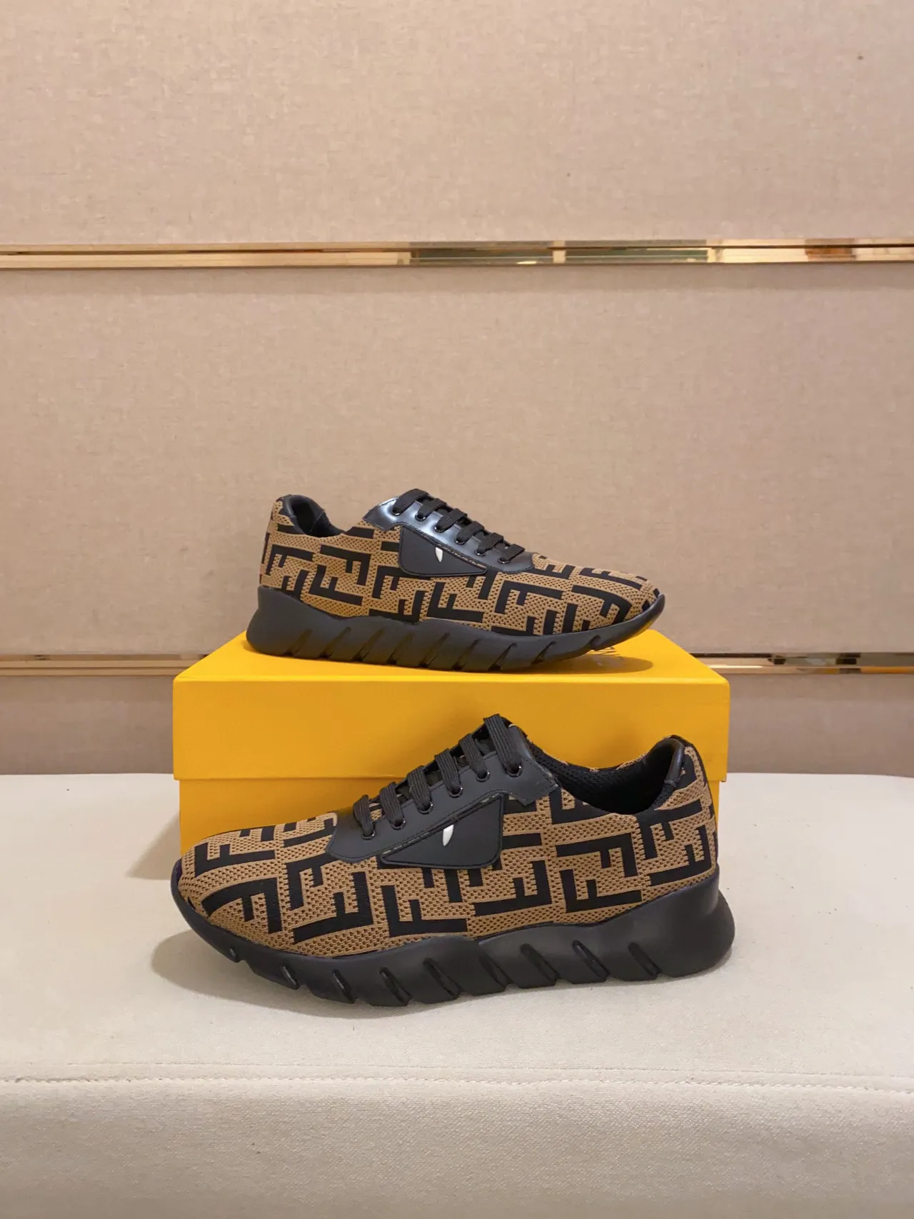 Fendi Zapatillas lifestyle beige y negro con parte superior de punto todo con monograma FF 4