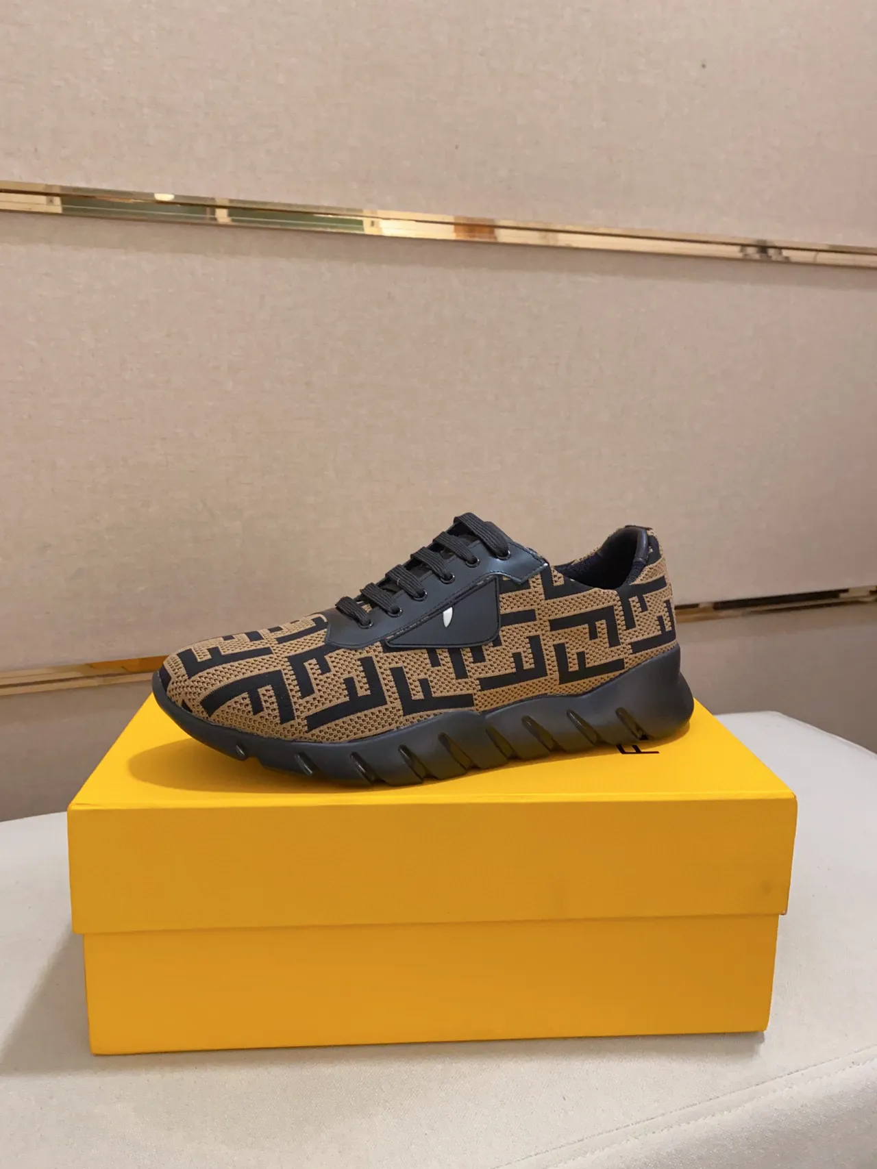 Fendi Zapatillas lifestyle beige y negro con parte superior de punto todo con monograma FF 5