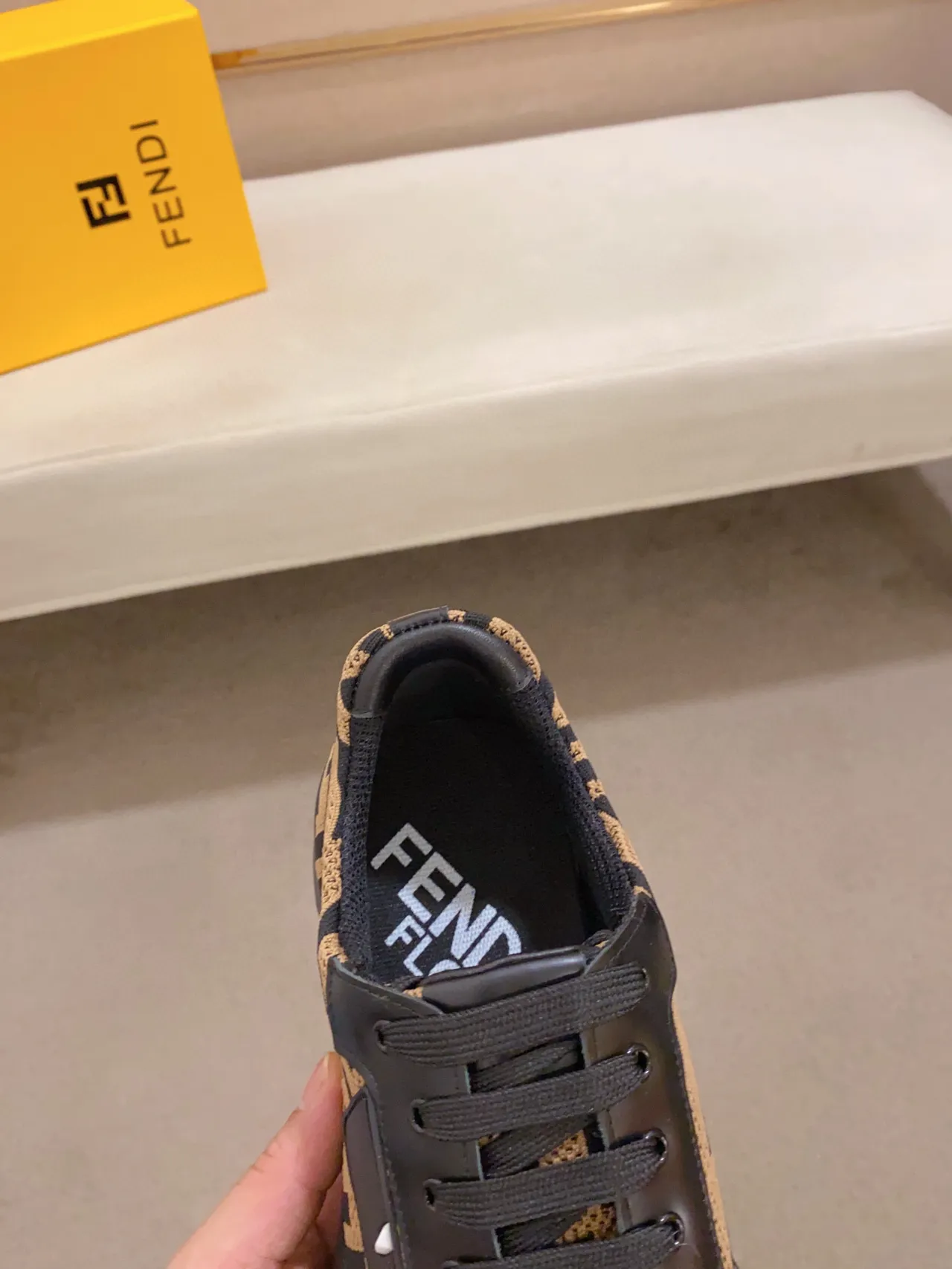 Fendi Zapatillas lifestyle beige y negro con parte superior de punto todo con monograma FF 6