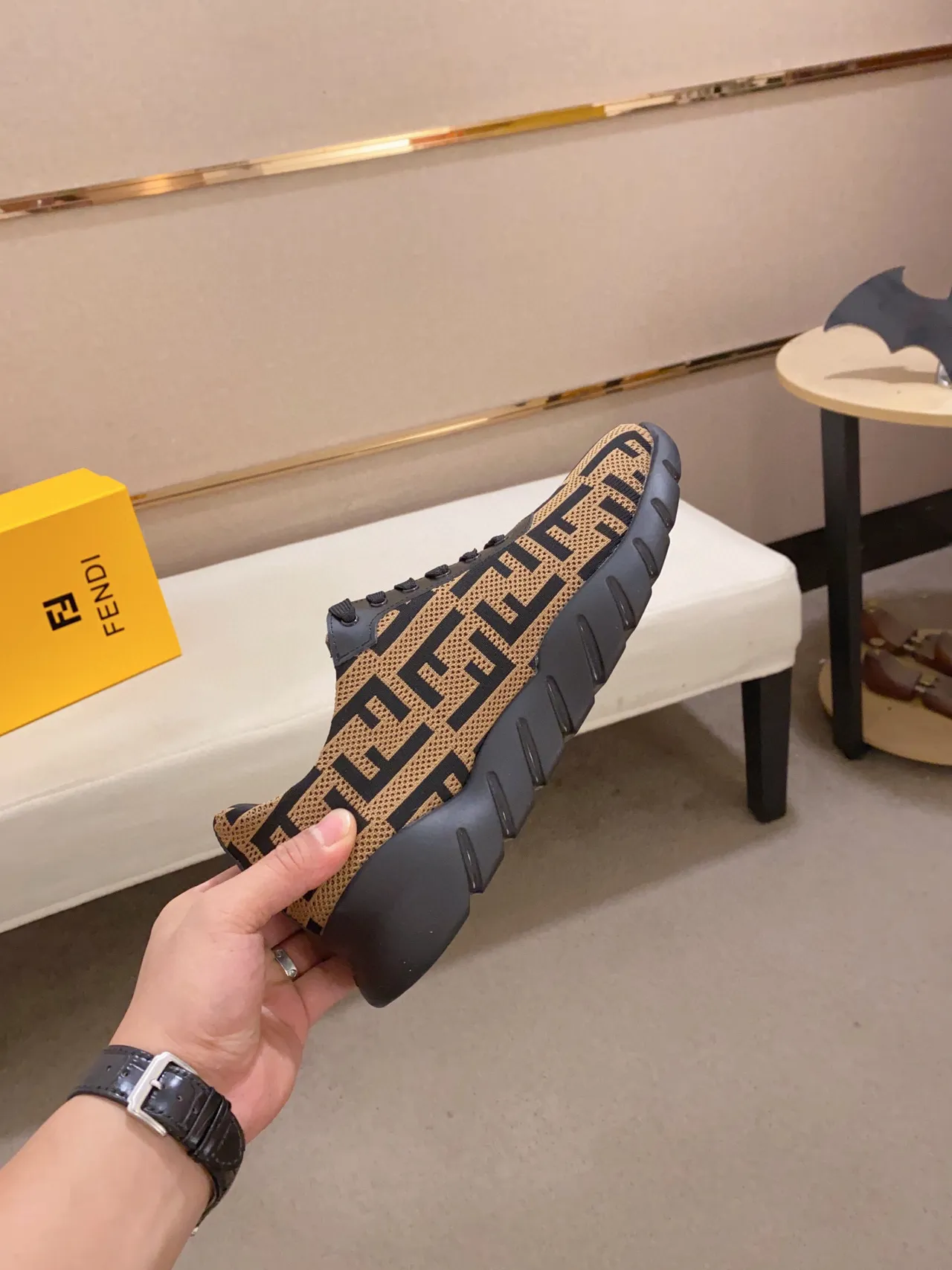 Fendi Zapatillas lifestyle beige y negro con parte superior de punto todo con monograma FF 7