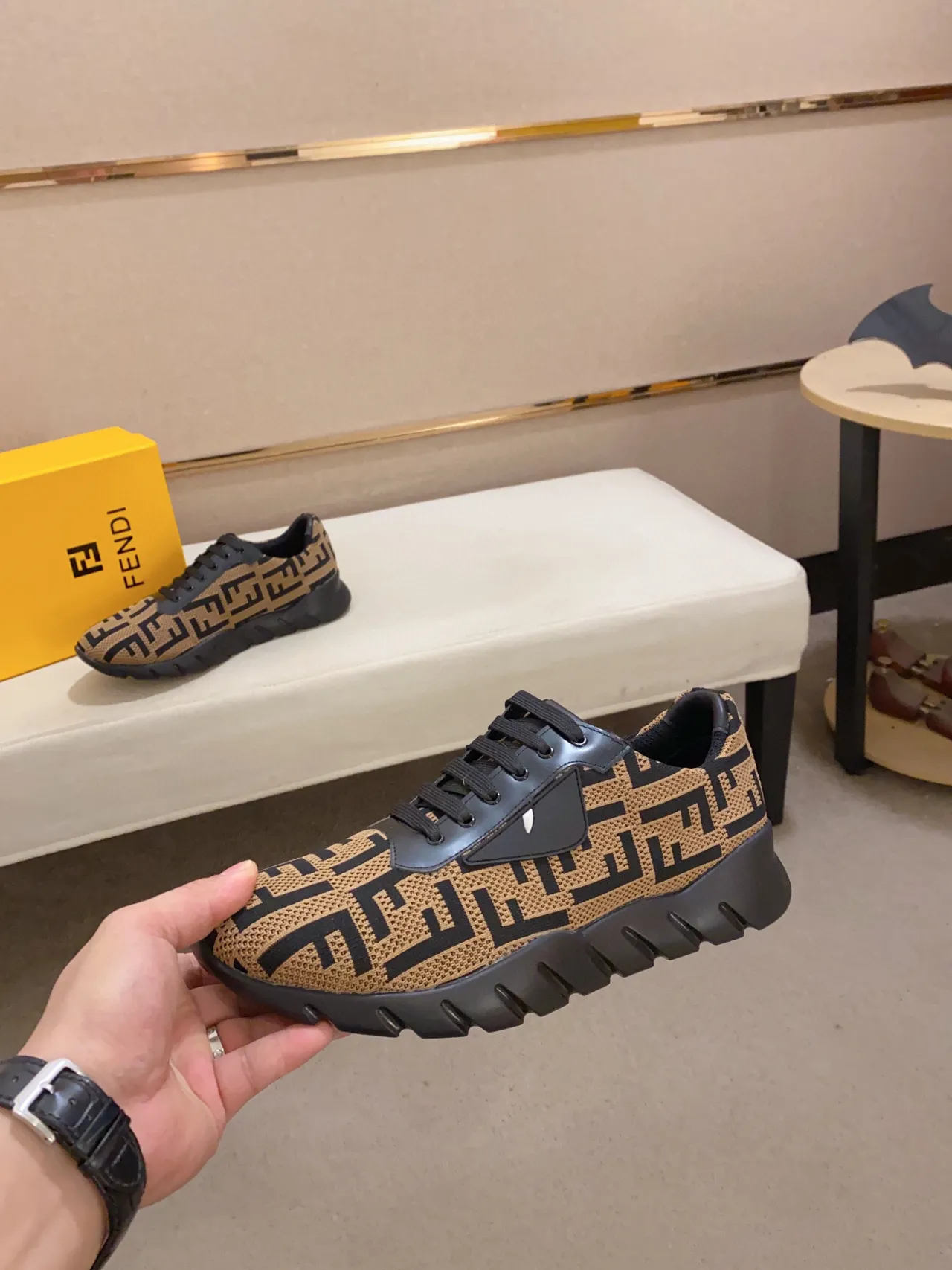 Fendi Zapatillas lifestyle beige y negro con parte superior de punto todo con monograma FF 8