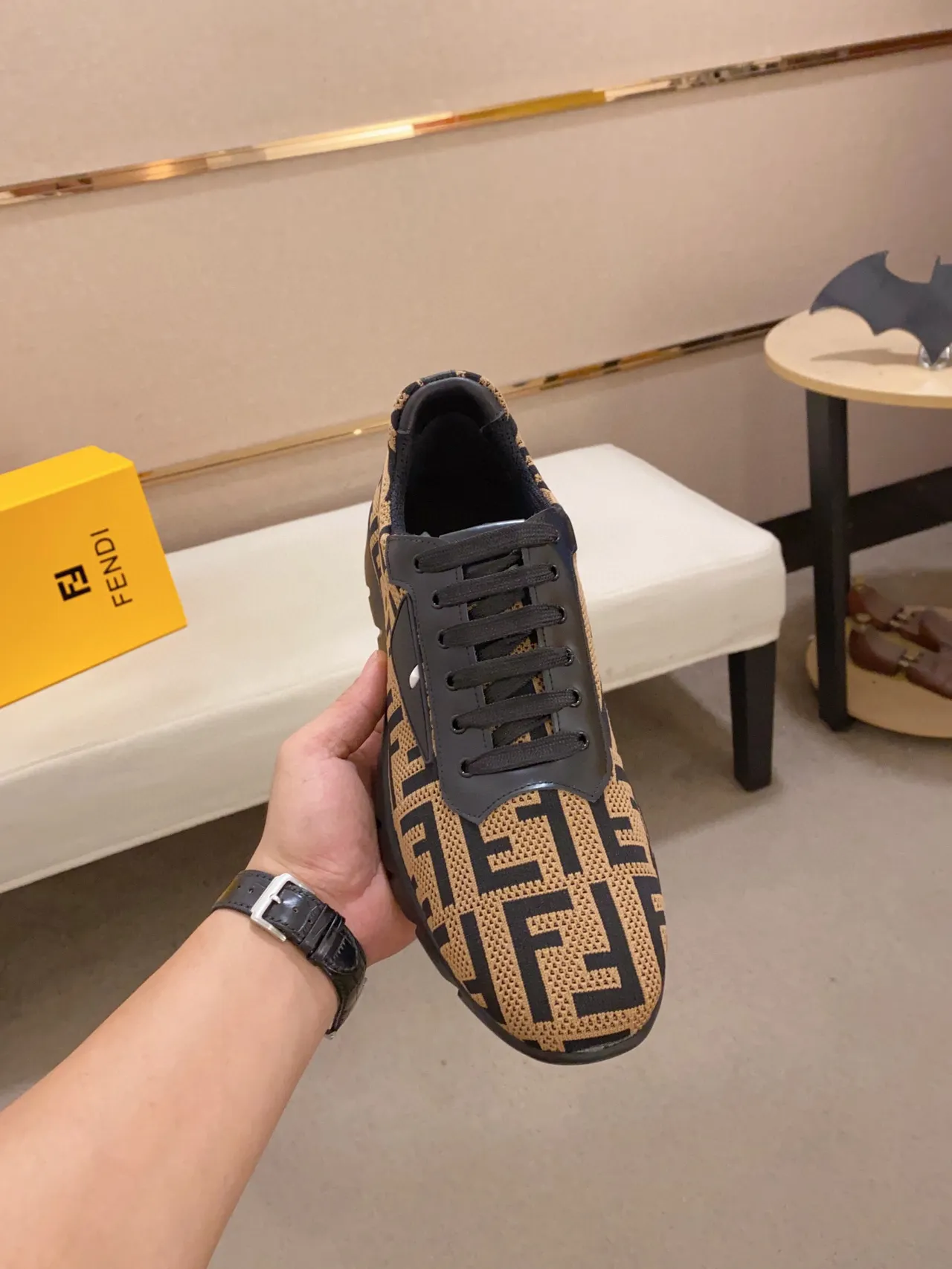 Fendi Zapatillas lifestyle beige y negro con parte superior de punto todo con monograma FF 9