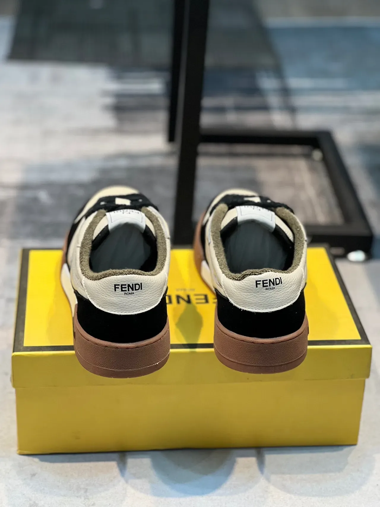 Fendi Noir Beige Deux Tons Cuir et Daim Supérieur Semelle Caoutchouc Lifestyle Sneakers 2