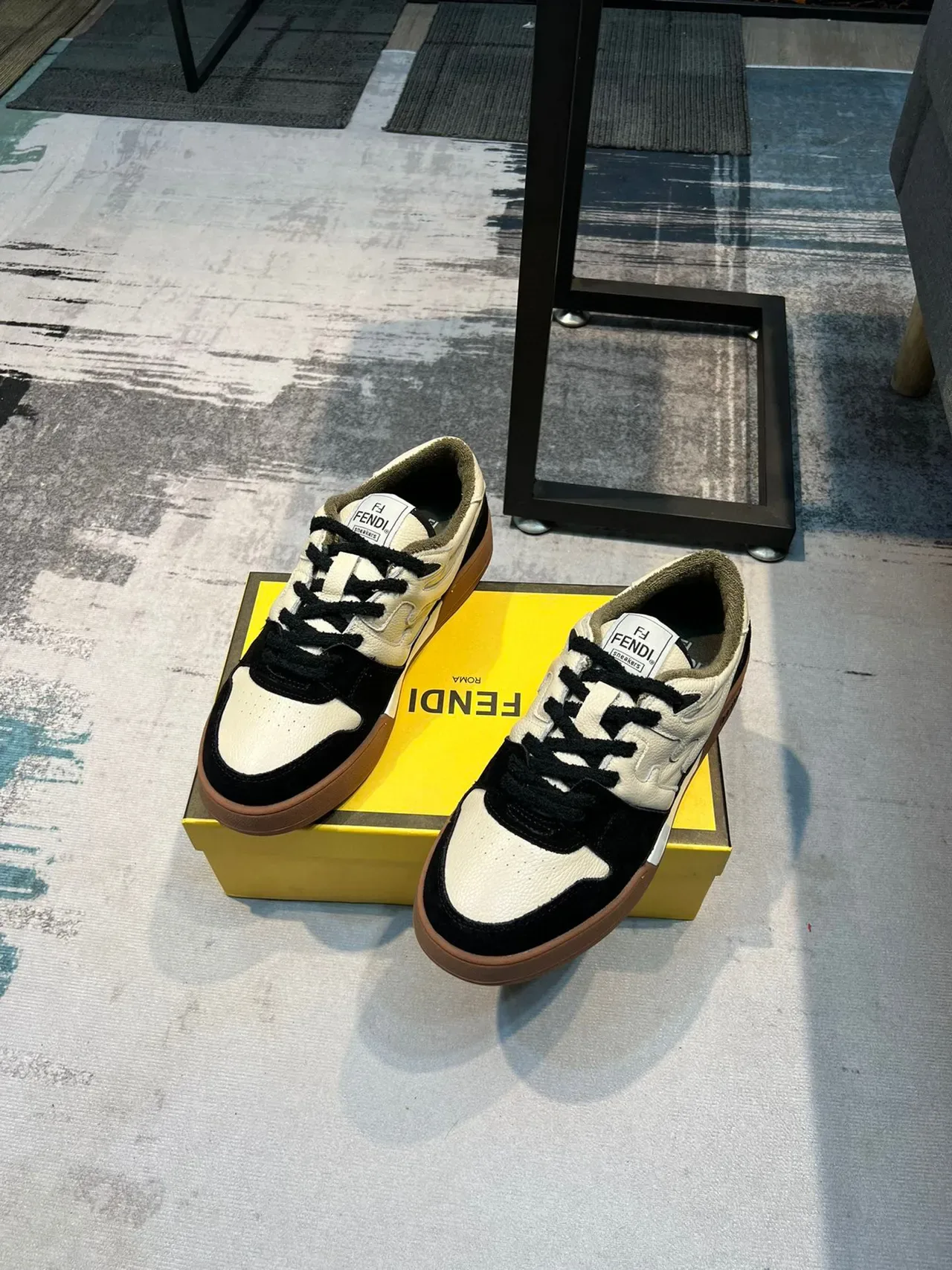 Fendi Noir Beige Deux Tons Cuir et Daim Supérieur Semelle Caoutchouc Lifestyle Sneakers 3