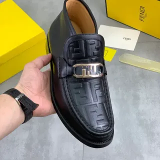 Fendi काला गोल्ड एंबॉस्ड FF Monogram बकल स्ट्रैप लूफर