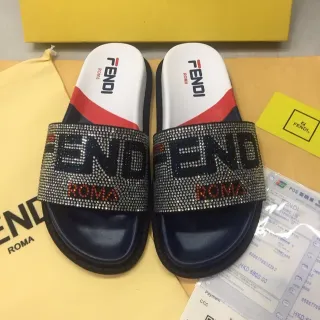 Fendi Chaussons à Bride Logo Ornés de Cristaux