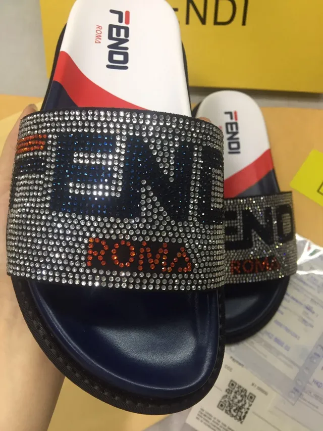 Fendi क्रिस्टल से सजाया हुआ Logo स्ट्रैप स्लिपर्स 2
