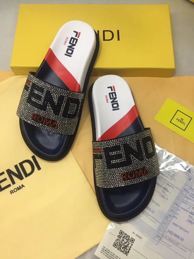 Fendi क्रिस्टल से सजाया हुआ Logo स्ट्रैप स्लिपर्स 4