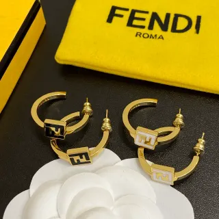 Fendi FF Logo أقراط Hoop ذهبي أسود معدني شكل سي