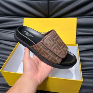 Fendi FF Logo Slide বাদামি এবং কালো স্লিপার