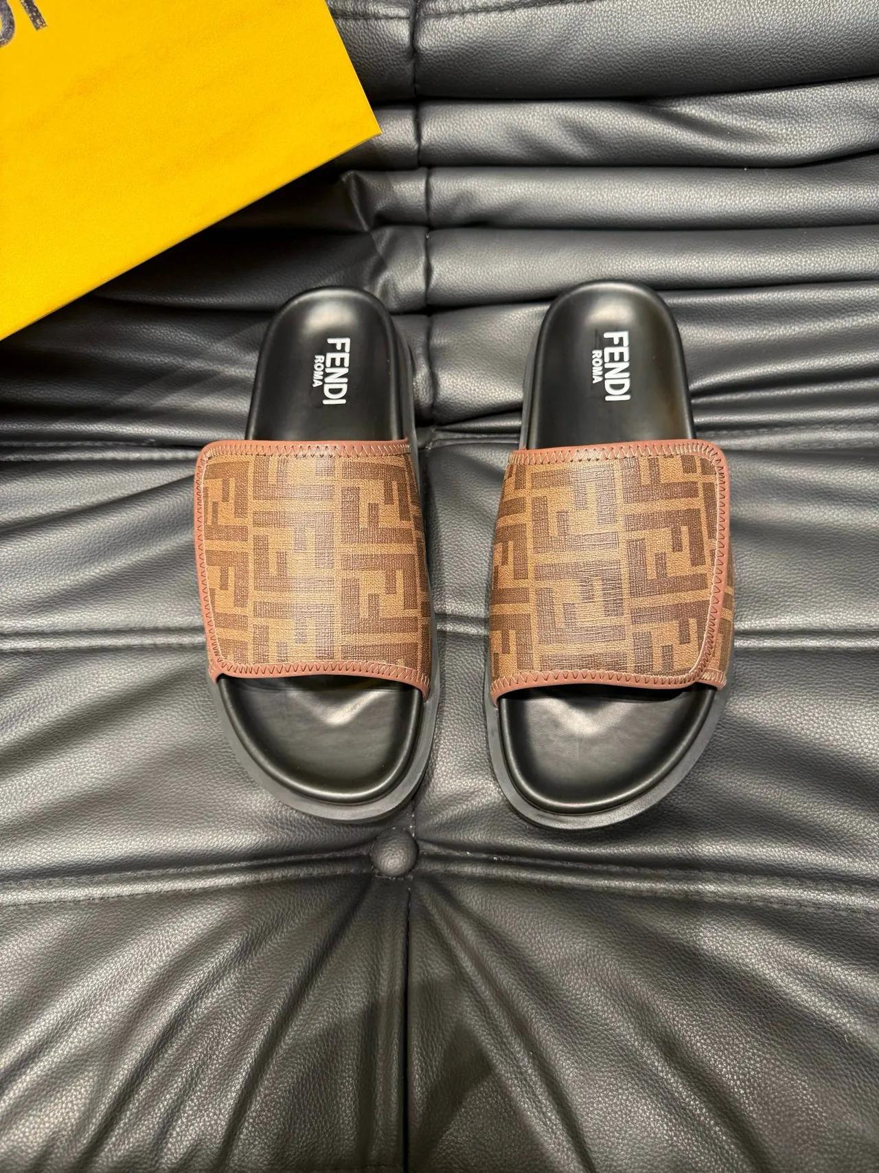 Fendi FF Logo Slide বাদামি এবং কালো স্লিপার 2