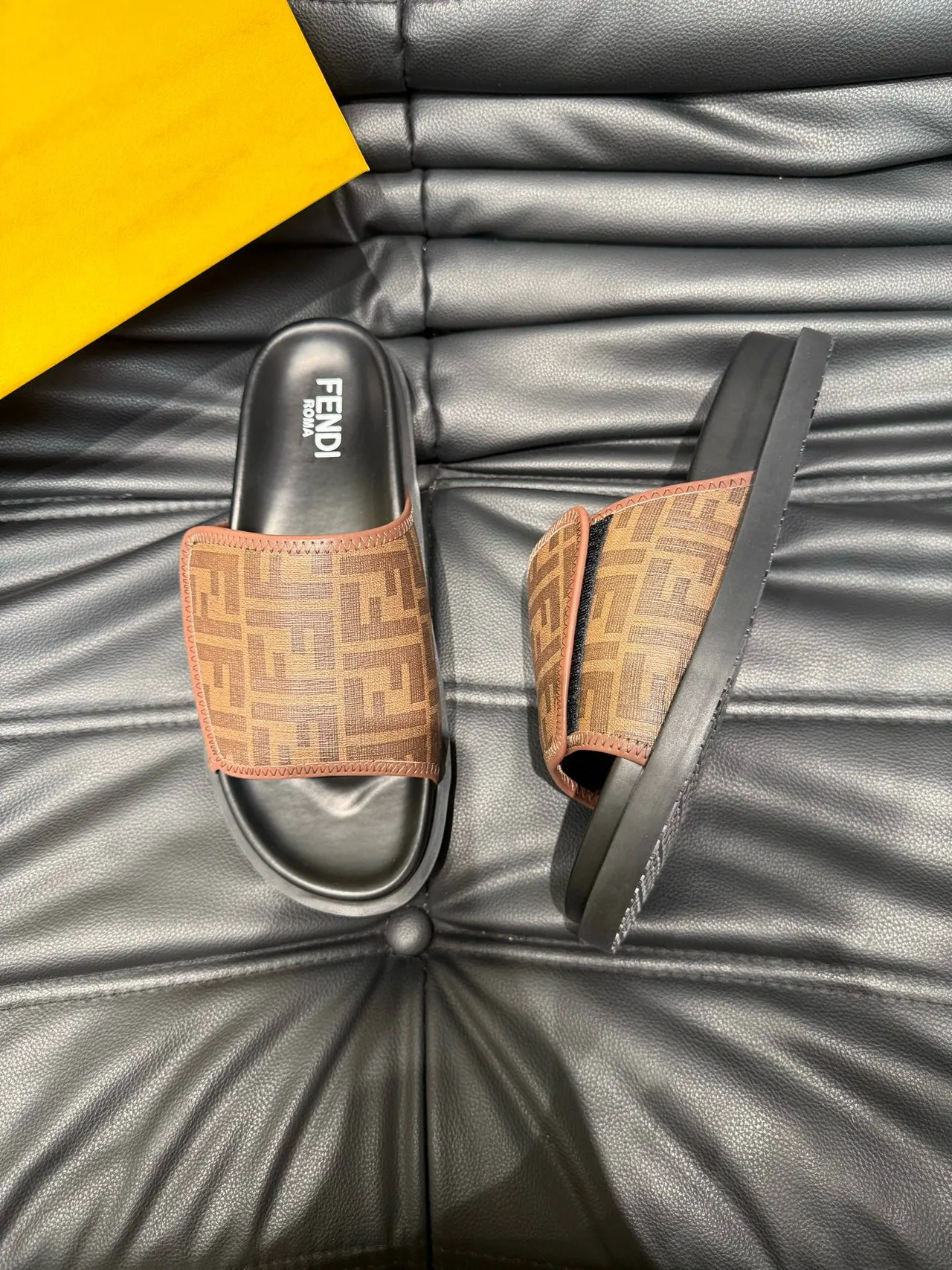 Fendi FF Logo Slide বাদামি এবং কালো স্লিপার 3