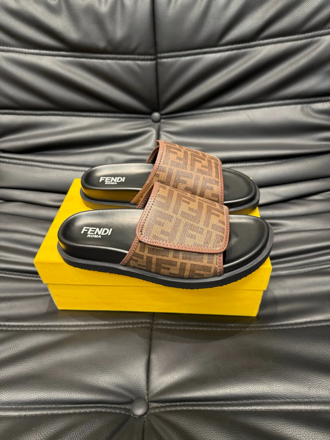 Fendi FF Logo Slide বাদামি এবং কালো স্লিপার 4