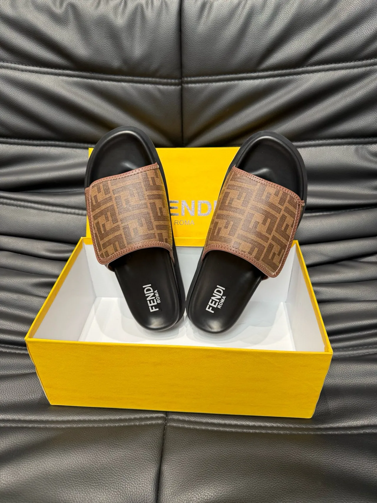 Fendi FF Logo Slide বাদামি এবং কালো স্লিপার 5