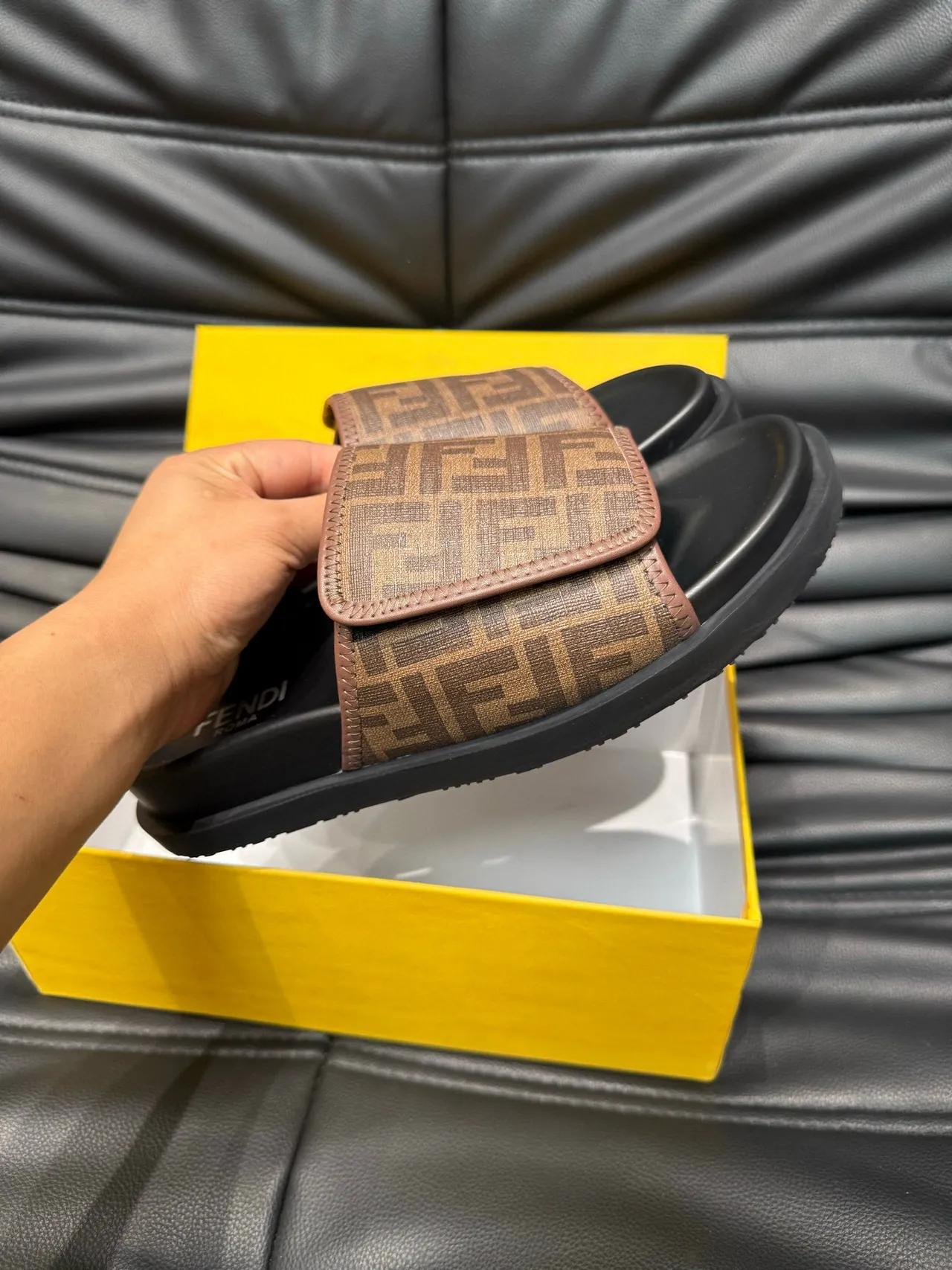 Fendi FF Logo Slide বাদামি এবং কালো স্লিপার 6