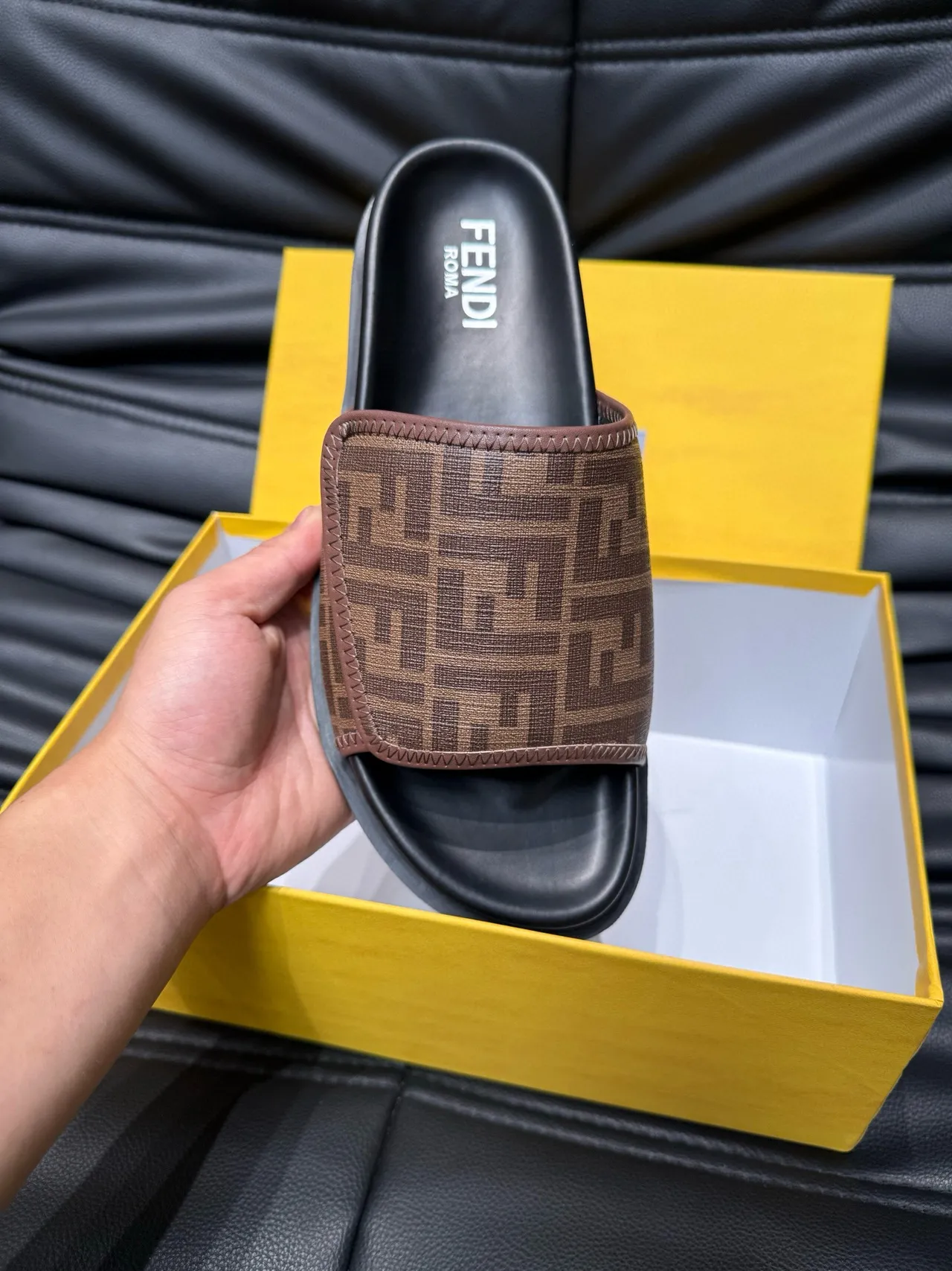 Fendi FF Logo Slide বাদামি এবং কালো স্লিপার 7