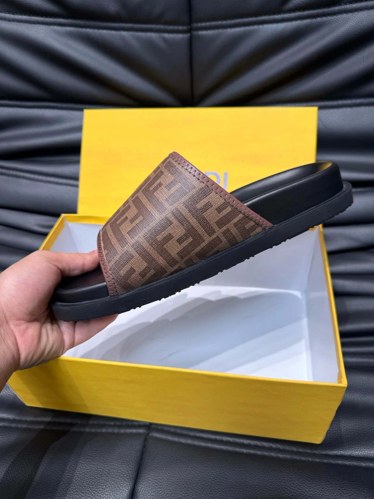 Fendi FF Logo Slide বাদামি এবং কালো স্লিপার 8