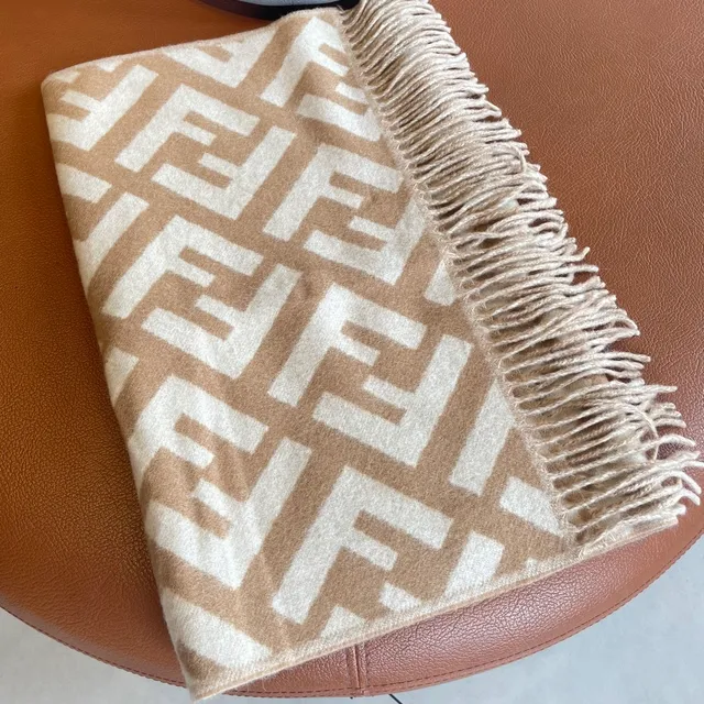 Fendi FF Monogram 米色和奶油色羊绒围巾 7