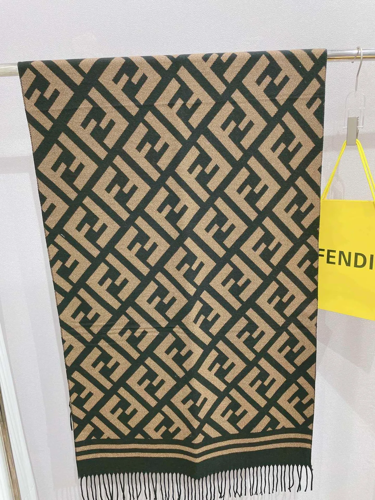 Fendi FF Monogram ক্যাশমিয়ার স্কার্ফ কালো এবং বেইজ 3