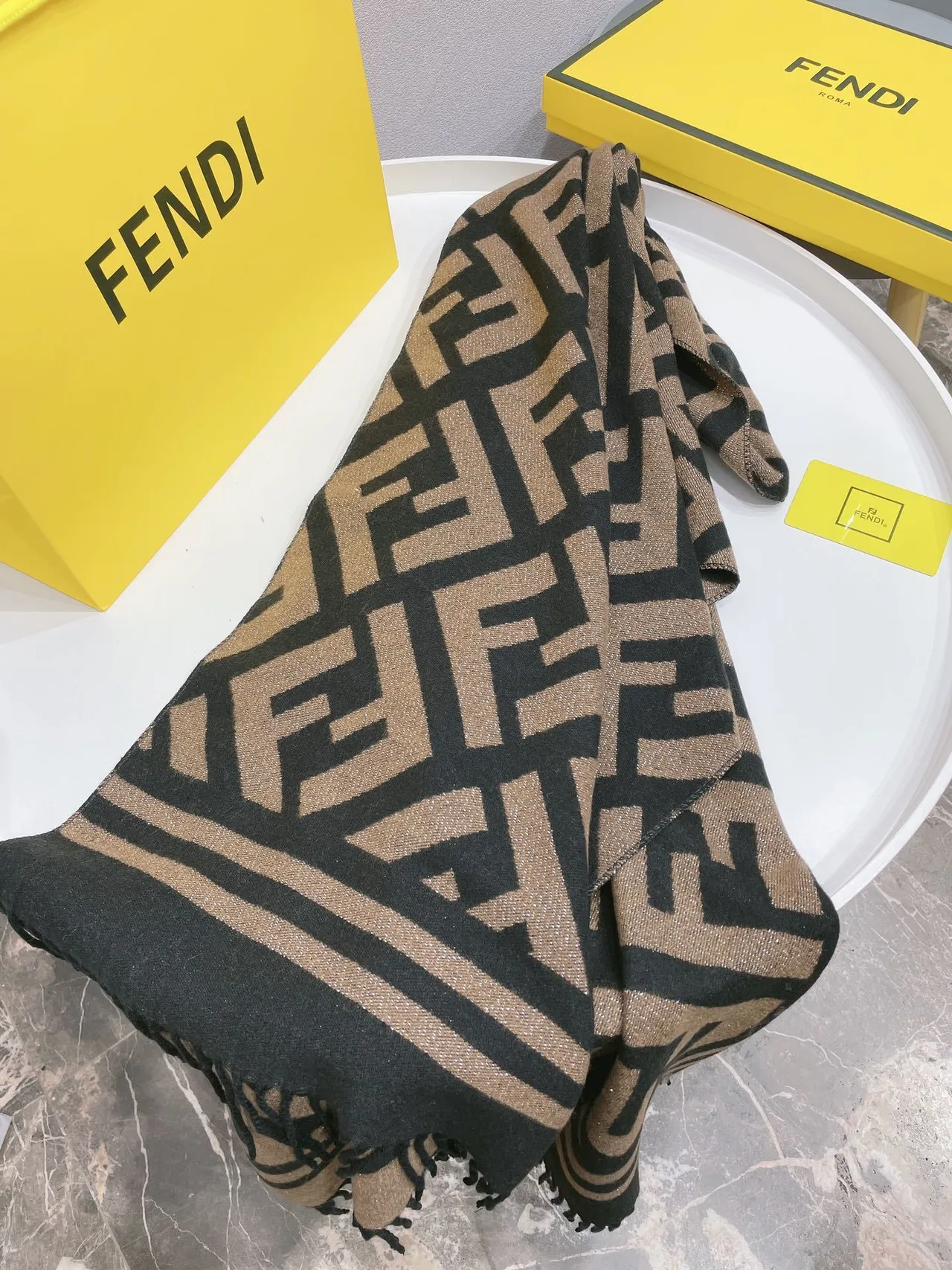 Fendi FF Monogram ক্যাশমিয়ার স্কার্ফ কালো এবং বেইজ 4
