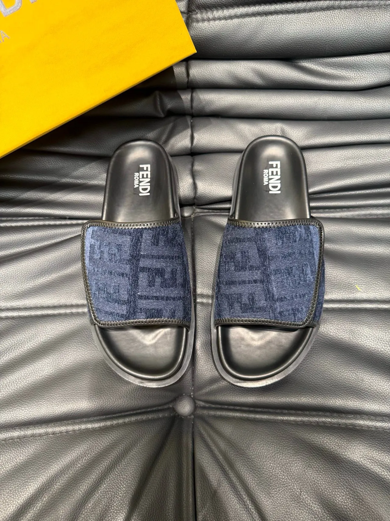 Fendi নৌ নীল কালো মোনোগ্রাম জ্যাকোয়ার্ড স্ট্র্যাপ মোল্ডেড রাবার সোল স্লিপার্স 2