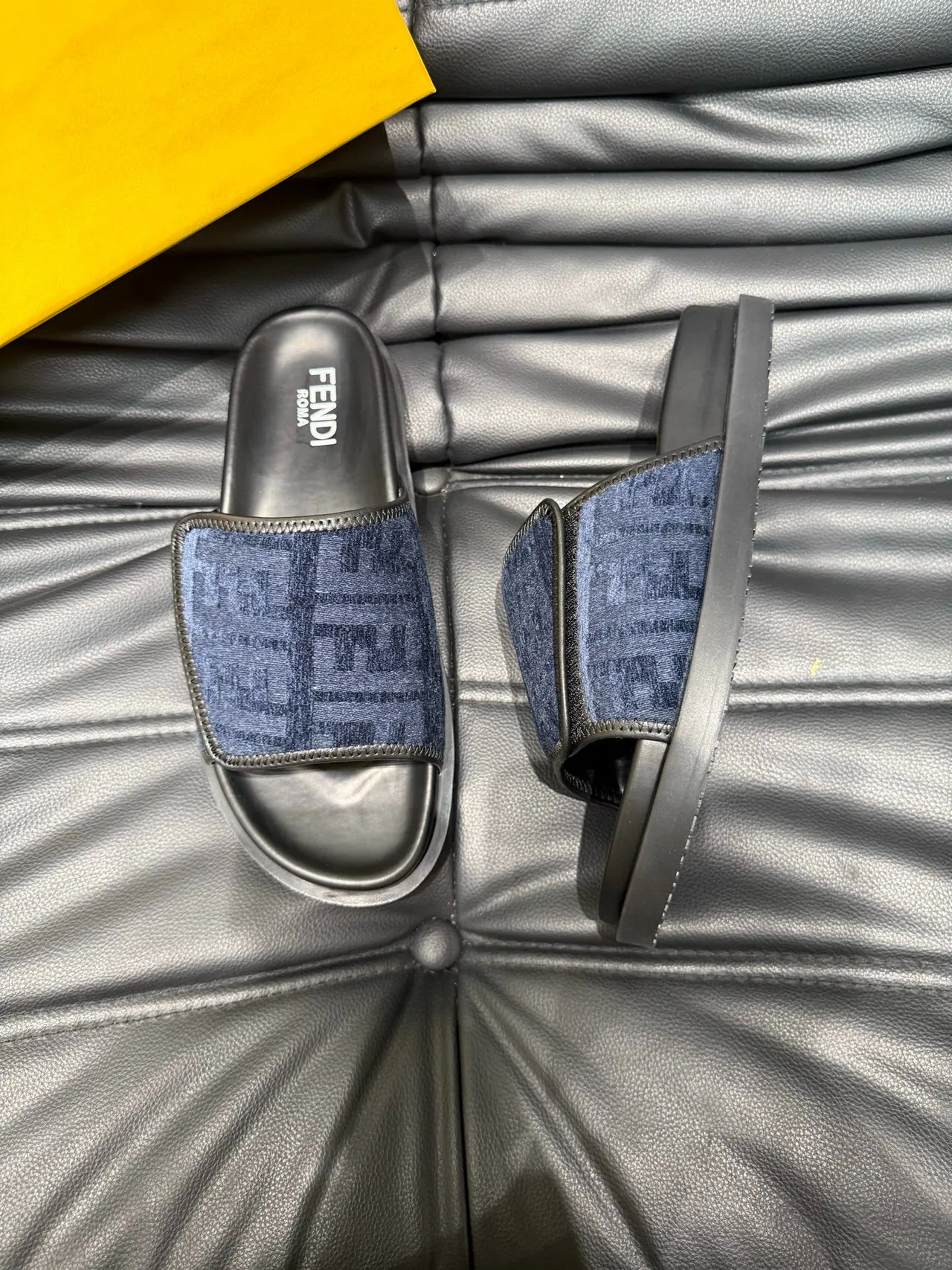 Fendi নৌ নীল কালো মোনোগ্রাম জ্যাকোয়ার্ড স্ট্র্যাপ মোল্ডেড রাবার সোল স্লিপার্স 3