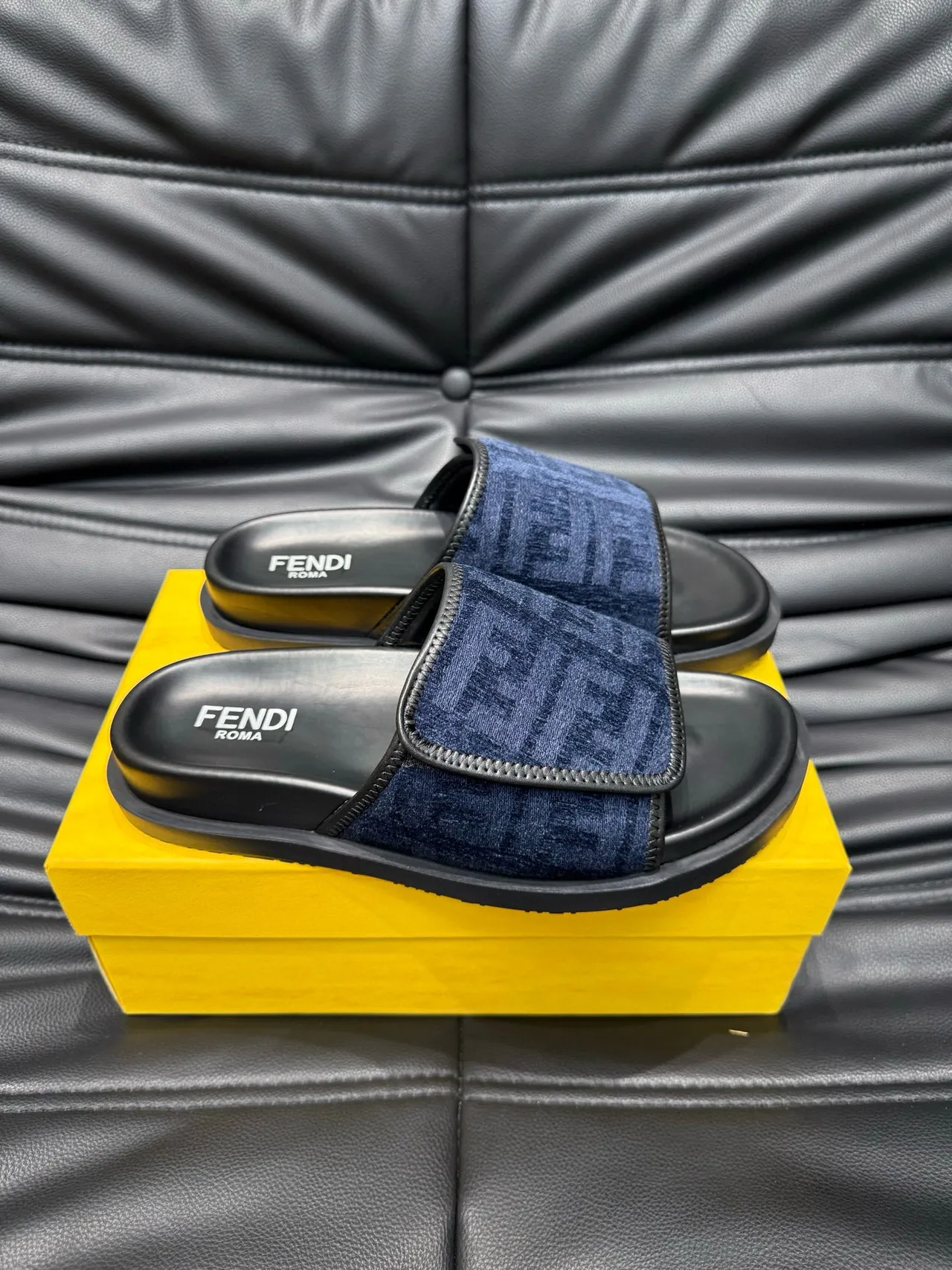 Fendi নৌ নীল কালো মোনোগ্রাম জ্যাকোয়ার্ড স্ট্র্যাপ মোল্ডেড রাবার সোল স্লিপার্স 4