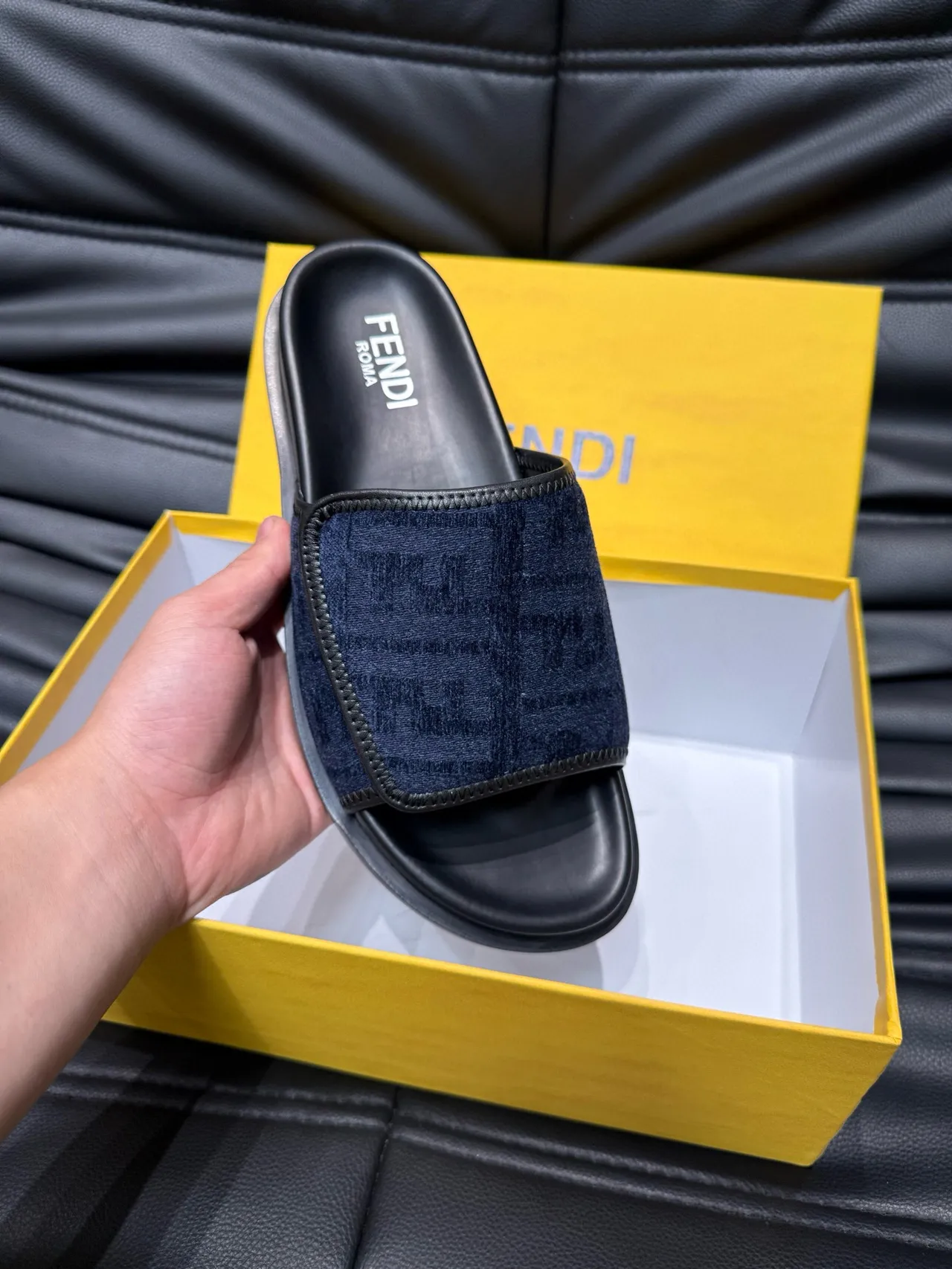 Fendi নৌ নীল কালো মোনোগ্রাম জ্যাকোয়ার্ড স্ট্র্যাপ মোল্ডেড রাবার সোল স্লিপার্স 7