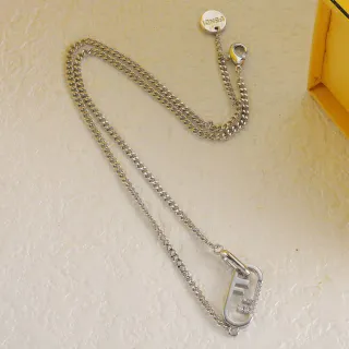 芬迪银金色曲环链卡宾纳尔风格吊坠项链