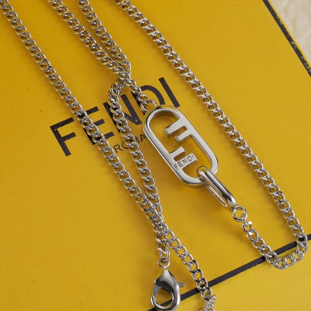 Fendi Colar com corrente de curb chain de prata e ouro, estilo carabiner, pingante 2