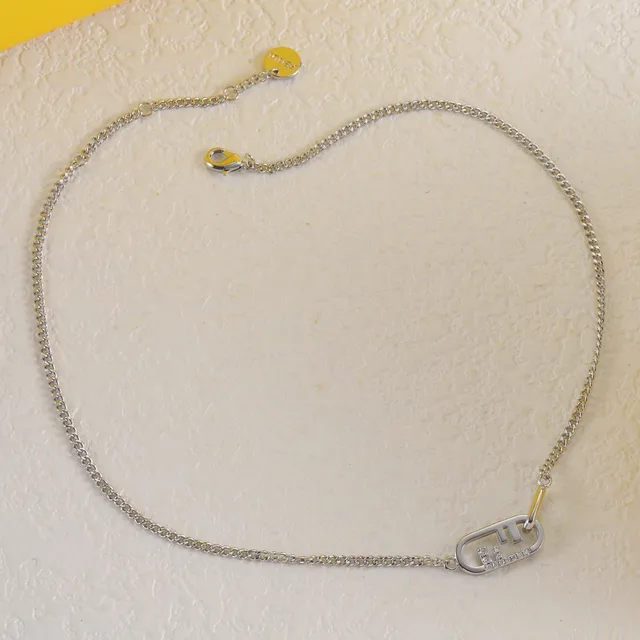 Fendi Colar com corrente de curb chain de prata e ouro, estilo carabiner, pingante 3