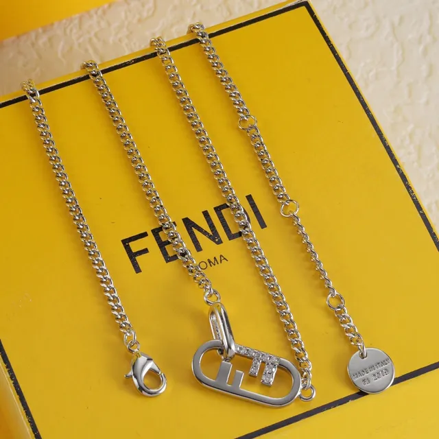 Fendi Colar com corrente de curb chain de prata e ouro, estilo carabiner, pingante 4